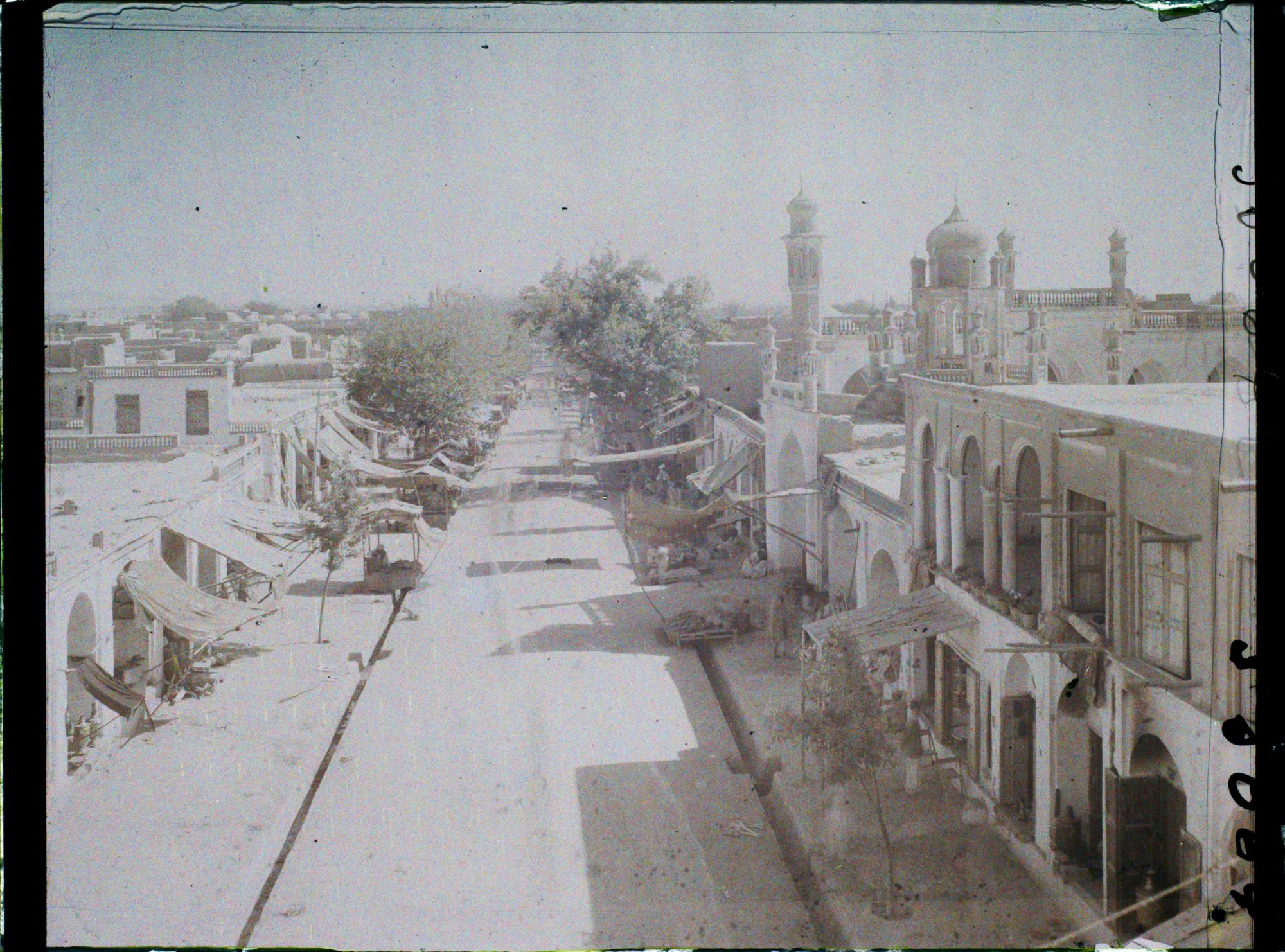 Image représentant Panorama sur une rue du bazar (L'estée ?), et les toits de la ville