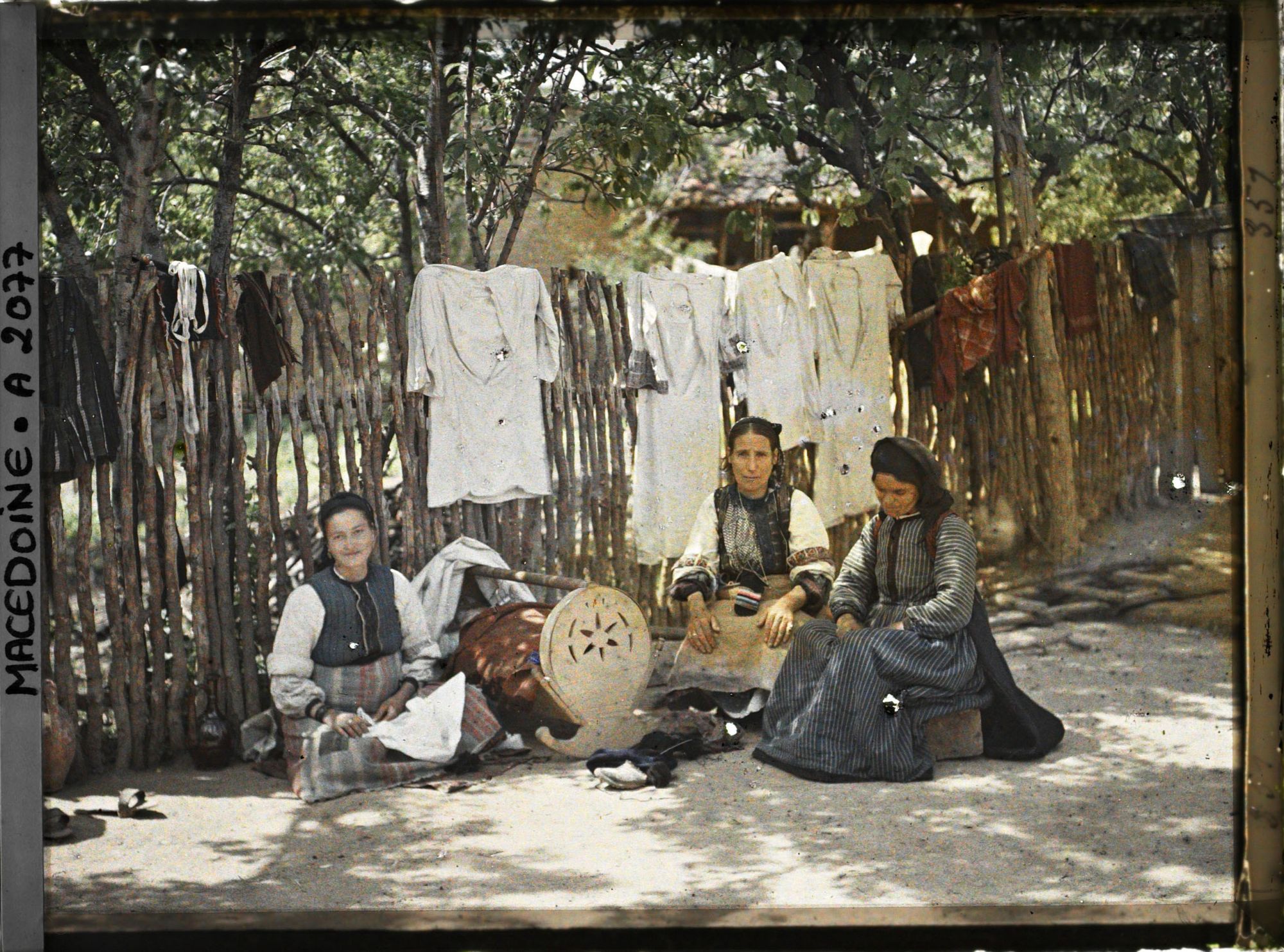 Image représentant Scène bulgare autour du berceau chez le potier