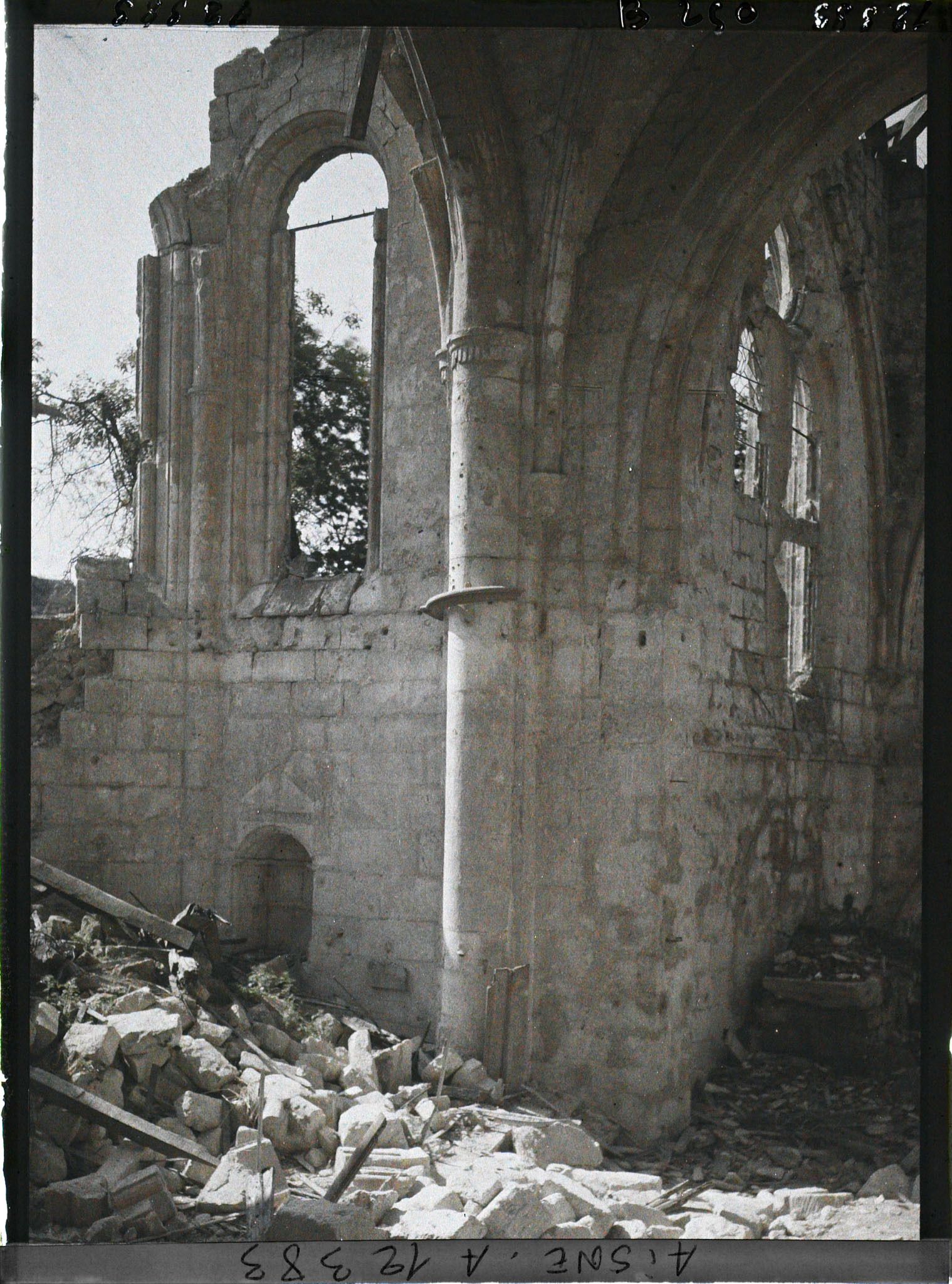 Image représentant Intérieur de l'église Saint-Martin en ruine