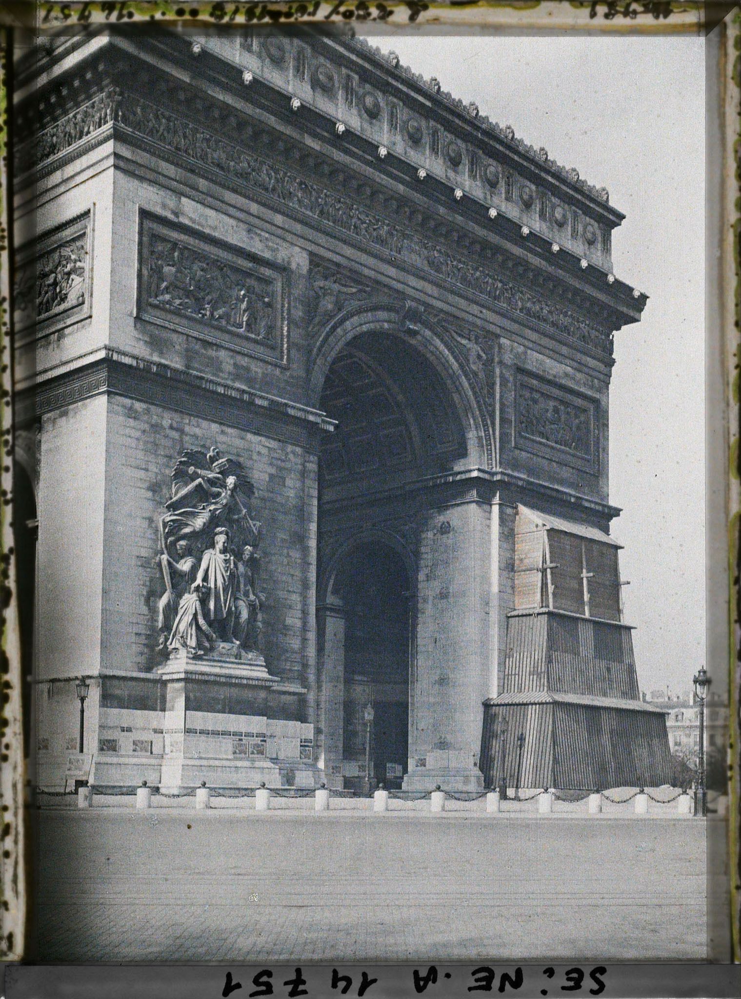 Image représentant L'Arc de Triomphe protégé contre les bombardements place de l'Etoile