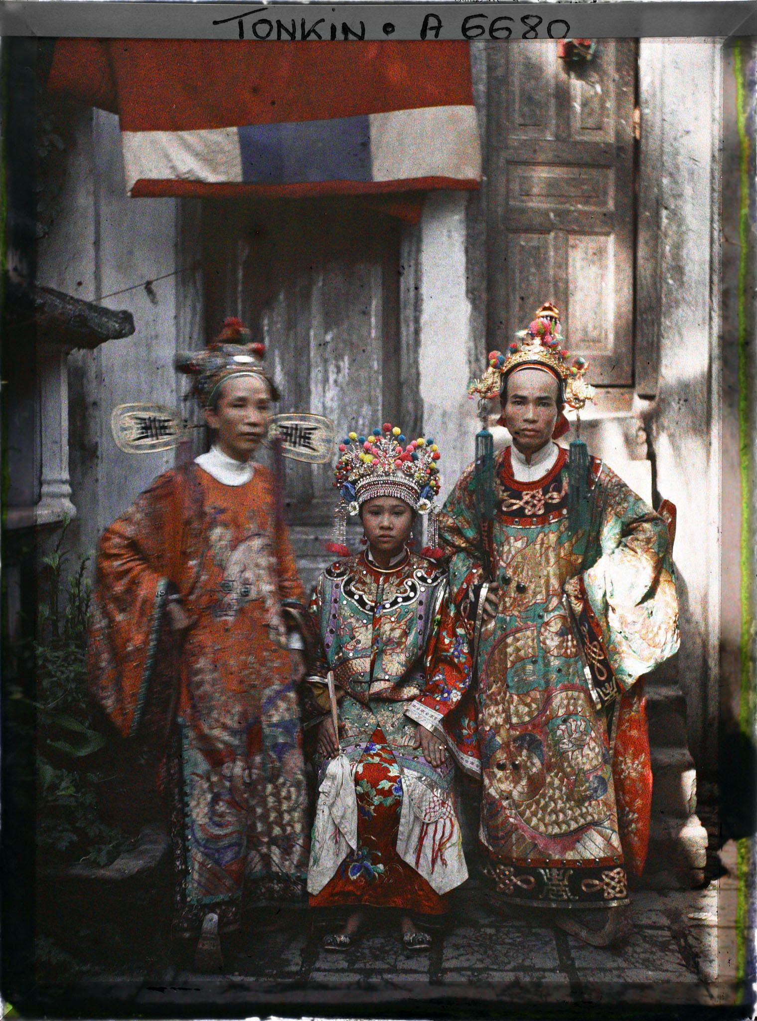 Image représentant Deux acteurs et une actrice du Théâtre Saïgonnais, en costume de scène