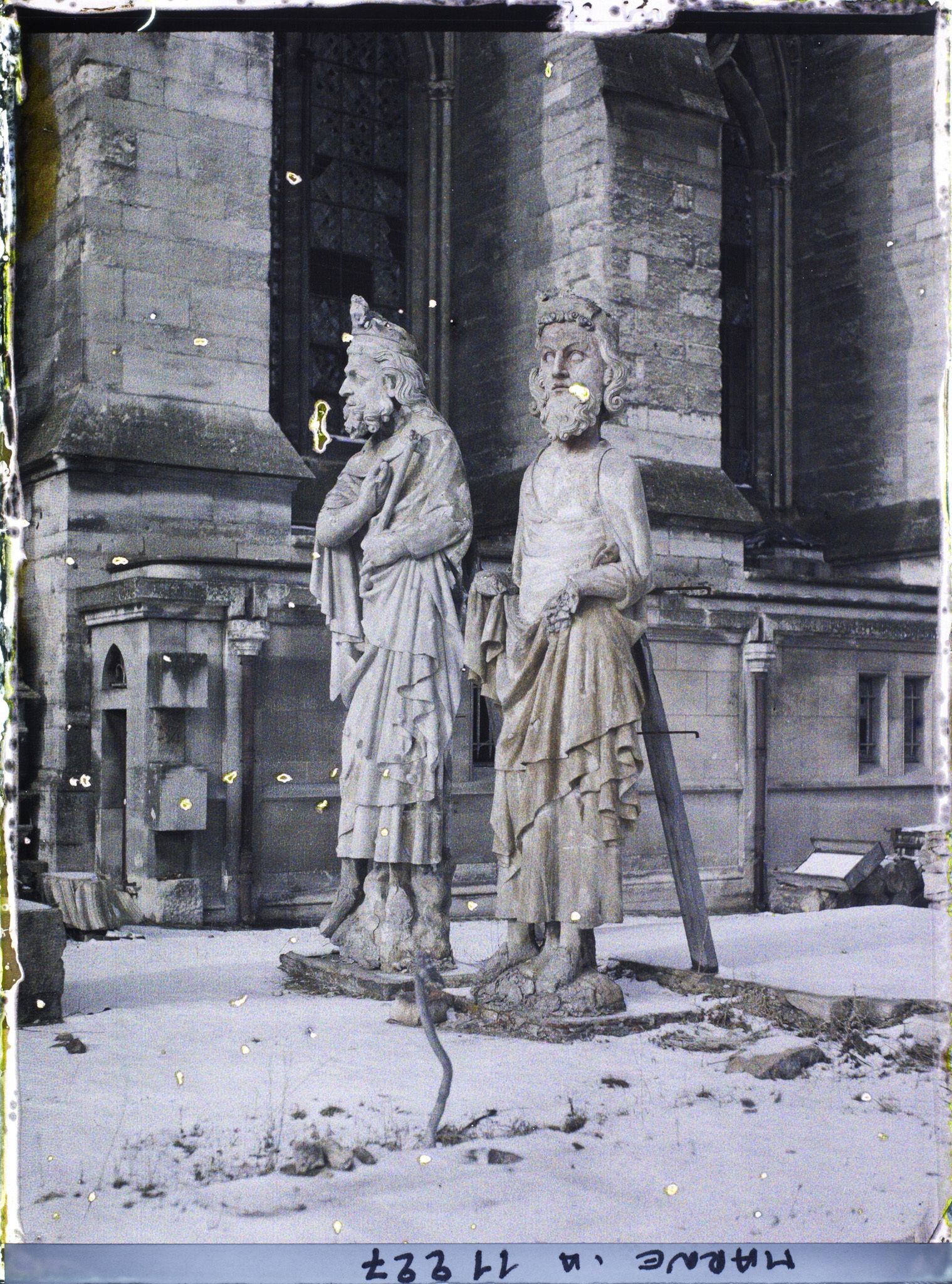 Image représentant Deux statues de la galerie des rois en restauration dans la cours du palais du Tau