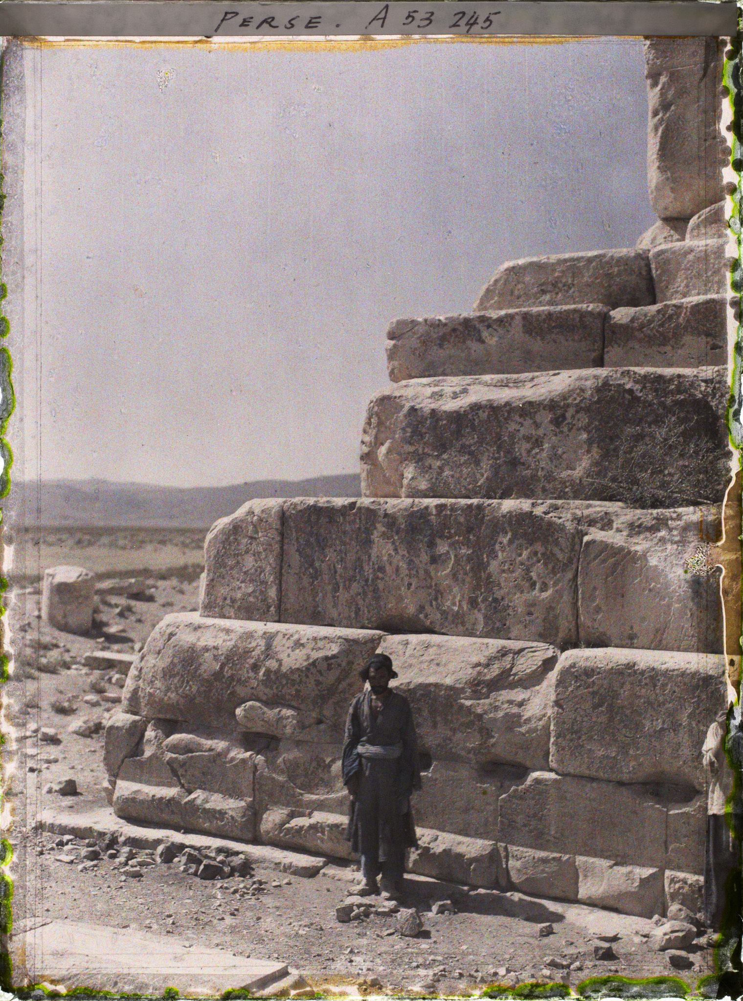 Image représentant Homme posant devant les degrés du soubassement du tombeau de Cyrus II (vers 530 avant JC.)