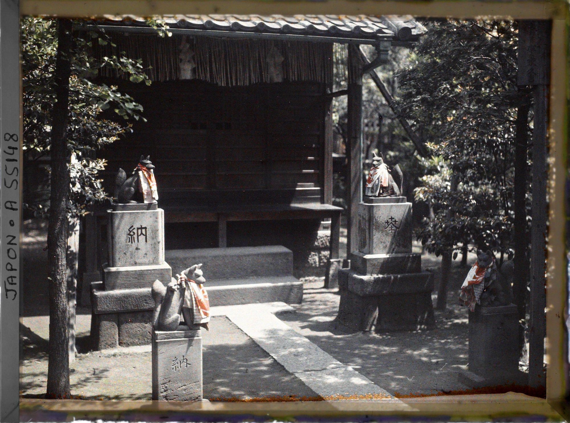 Image représentant Un petit temple entouré de statues de renard,dans l'enceinte du sanctuaire de Fushimi Inari