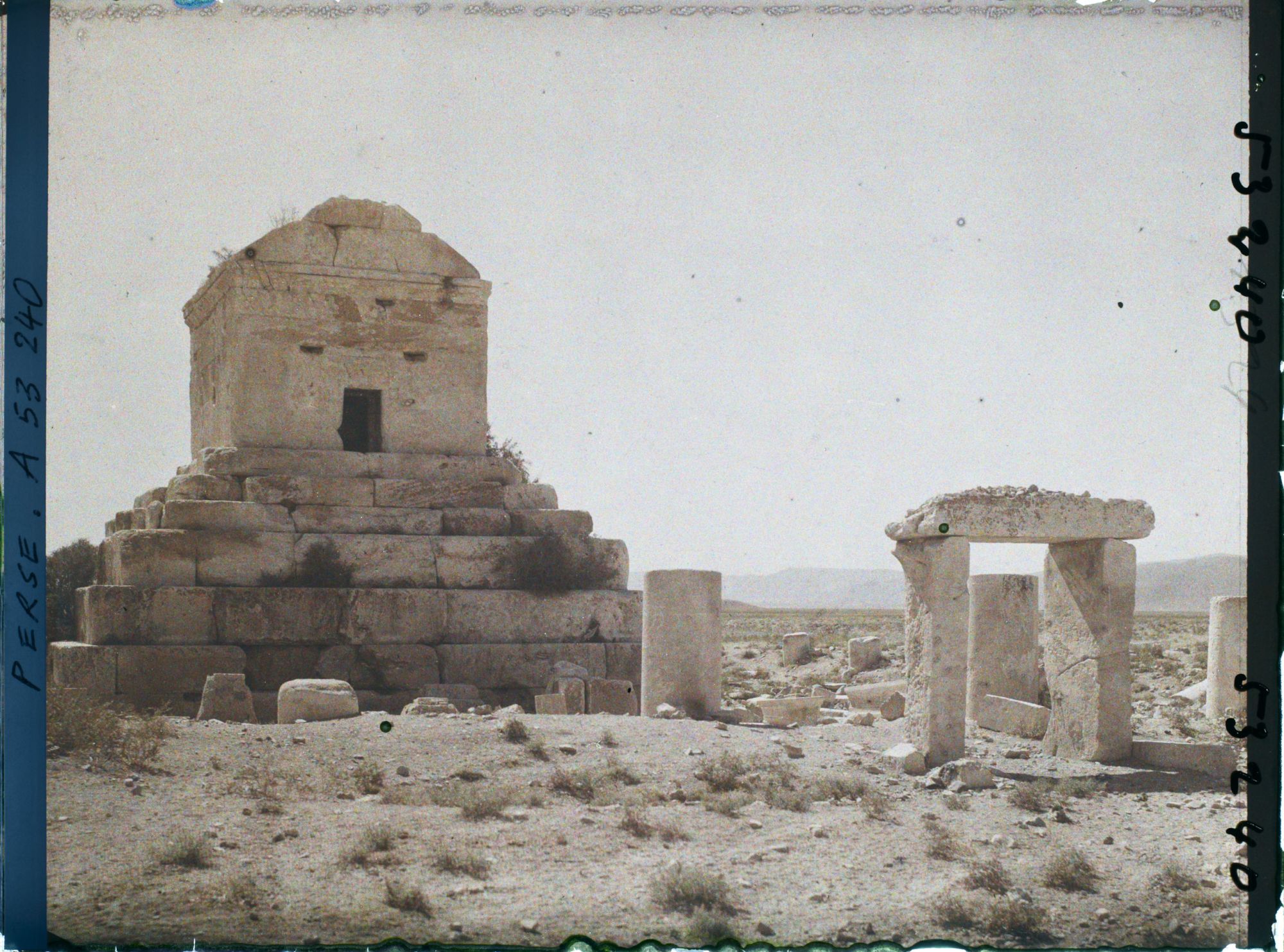 Image représentant Le tombeau de Cyrus II (vers 530 avant JC.), porte de l'enceinte