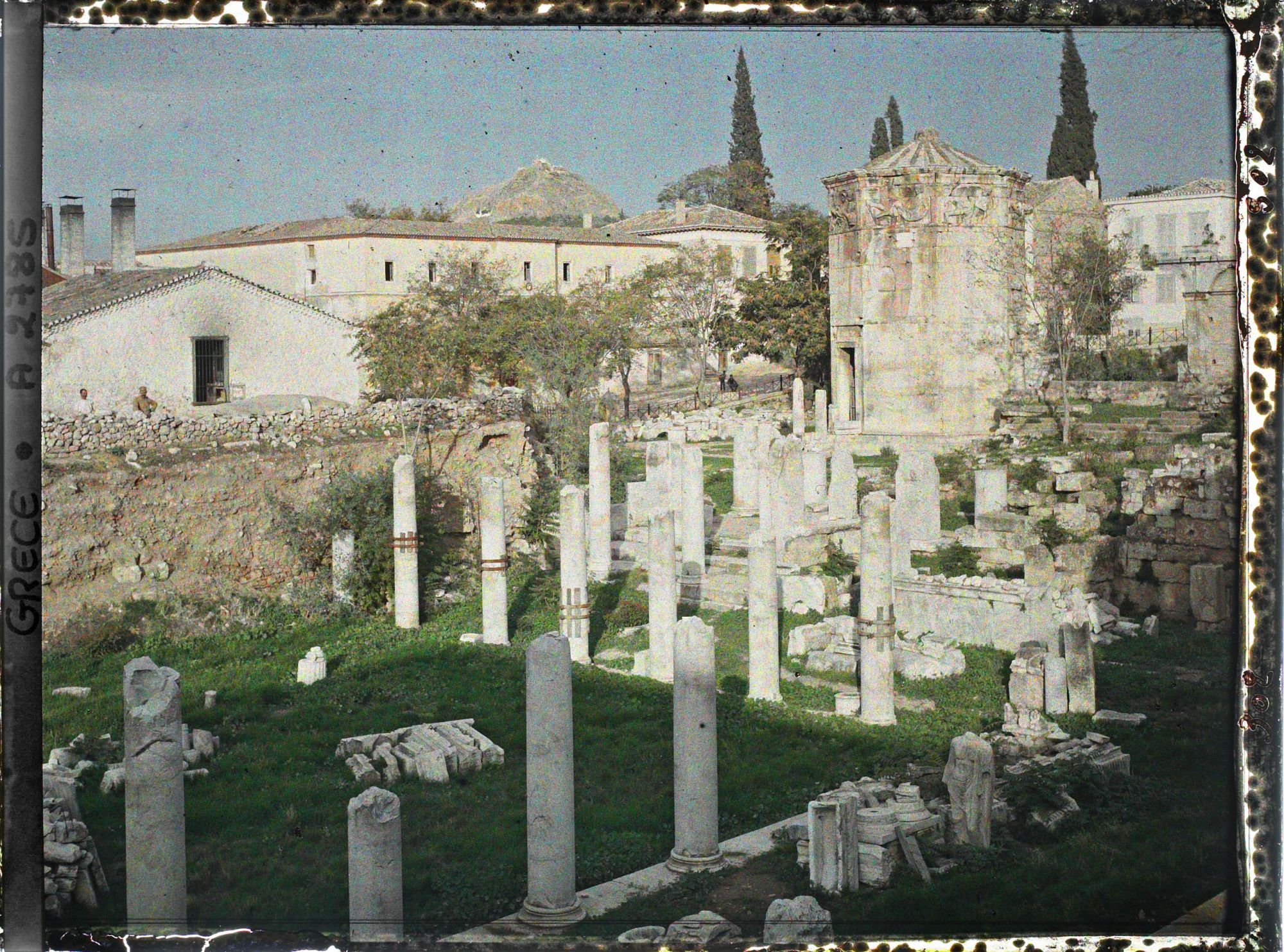 Image représentant Ruines de l'Agora romaine et (à droite), la Tour des Vents