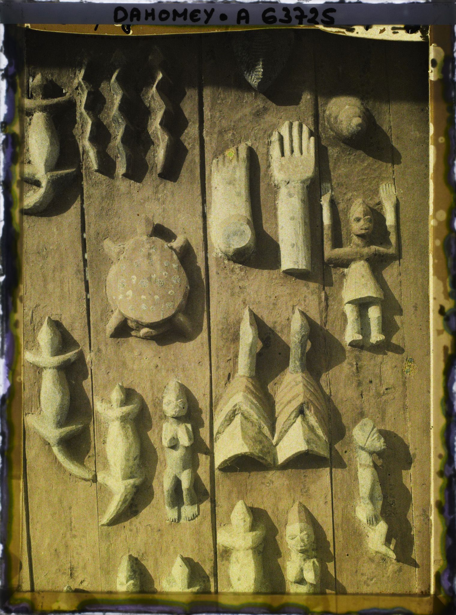 Image représentant Détail de la porte du palais du roi Tôli, motifs sculptés