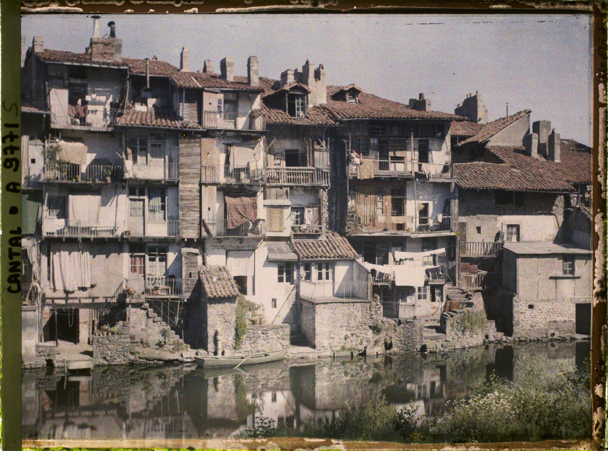 Image représentant Les vieilles maisons du XVIIIe au bord de la Jordanne, construites à la place des remparts