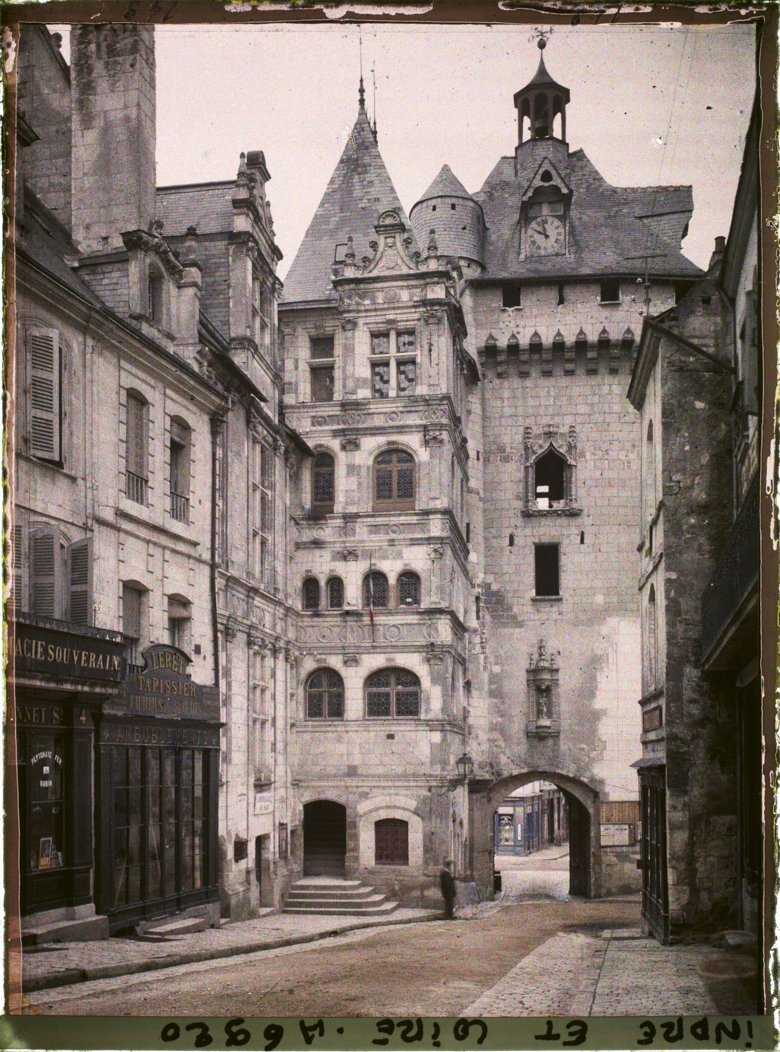 Image représentant La Porte Picois et l'Hôtel de Ville, vus depuis la place de l'Hôtel de Ville