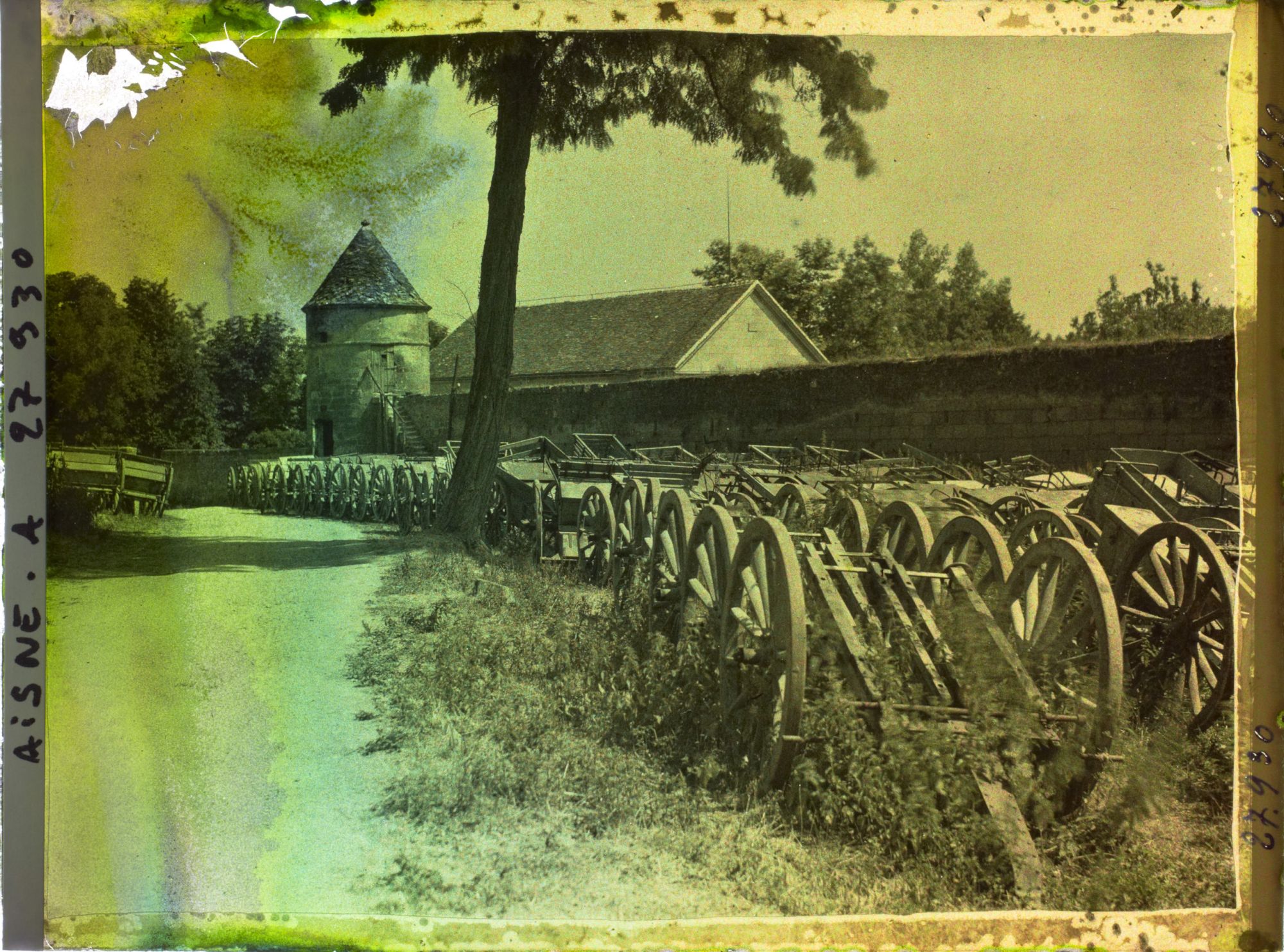 Image représentant France, Soissons, Anciens remparts de l'Abbaye de St Jean des Vignes et Cimetière des Caissons d'artillerie