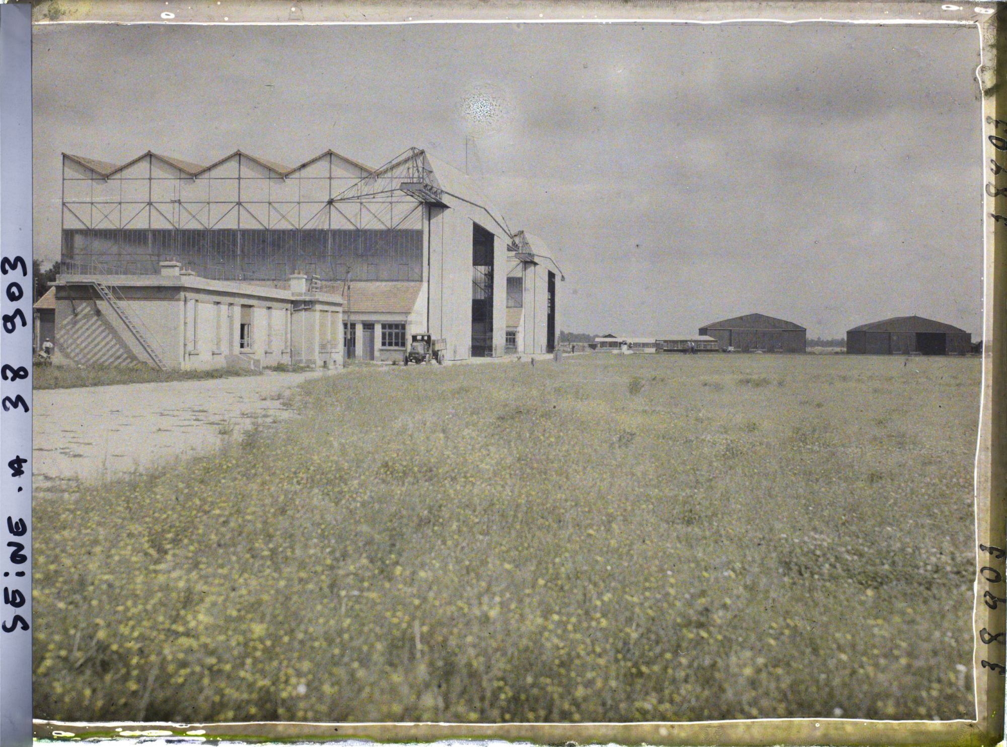 Image représentant Vue des deux hangars métalliques situés le long de la Route Nationale no 7