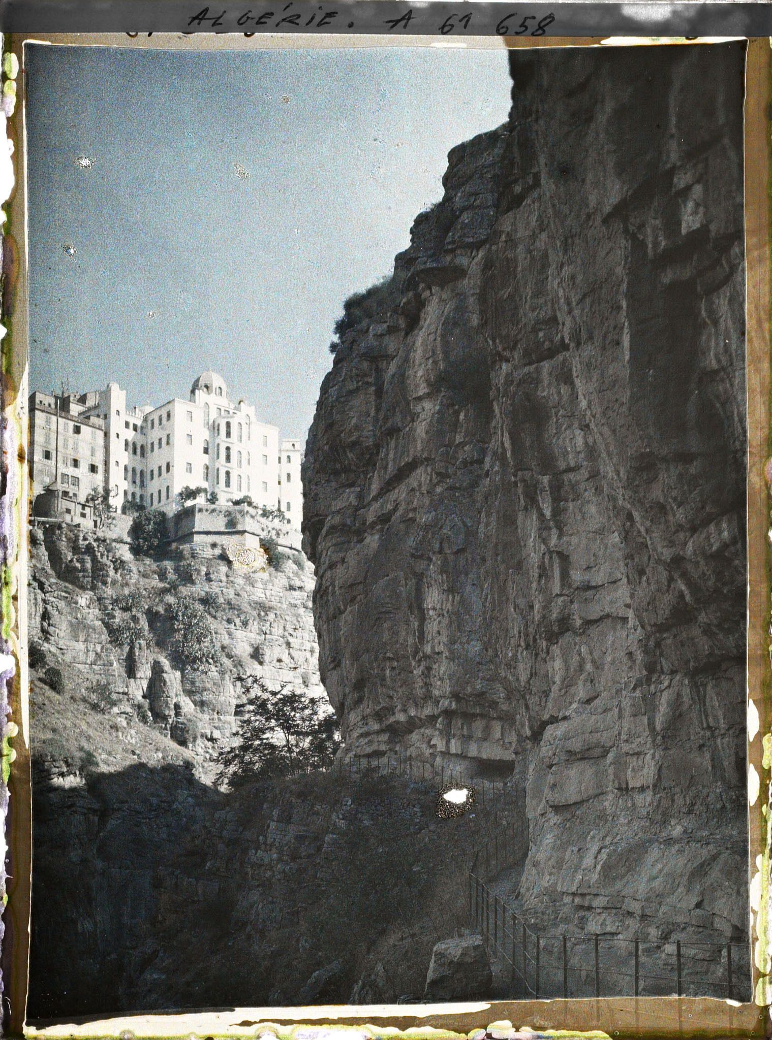 Image représentant Algérie, Constantine, Au fond des gorges, Vue vers la Medersa