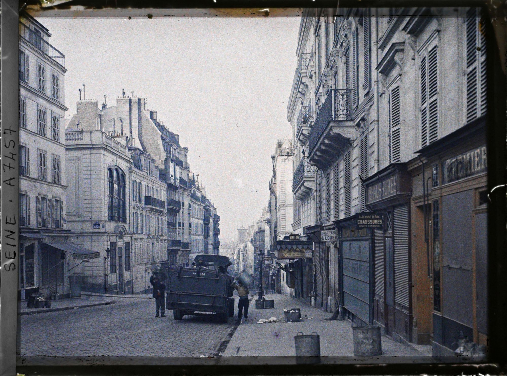 Image représentant La rue des Martyrs en direction de l'église Notre-Dame-de-Lorette, avec à gauche la rue de la Tour d'Auvergne