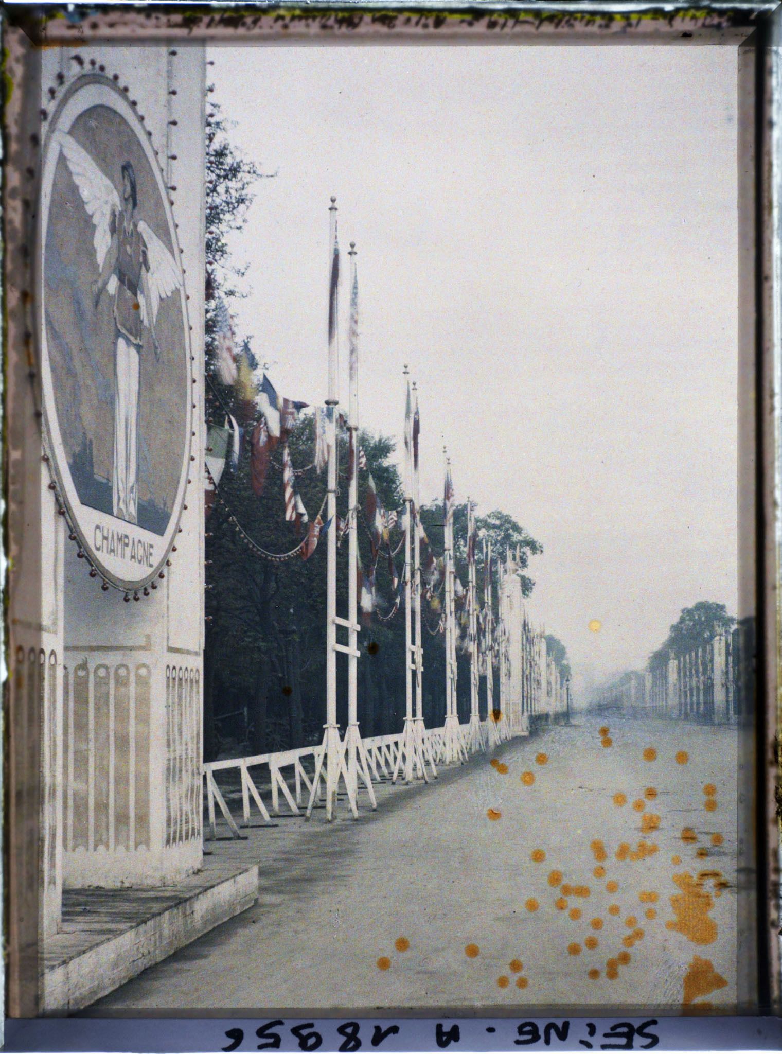 Image représentant L'avenue des Champs-Elysées décorée pour les fêtes de la Victoire des 13 et 14 juillet