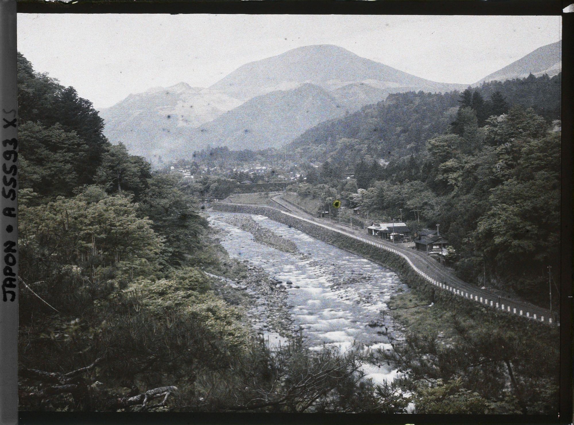 Image représentant La rivière Daiya-gawa et mont Nantai depuis le jardin de l'hôtel Kanaya