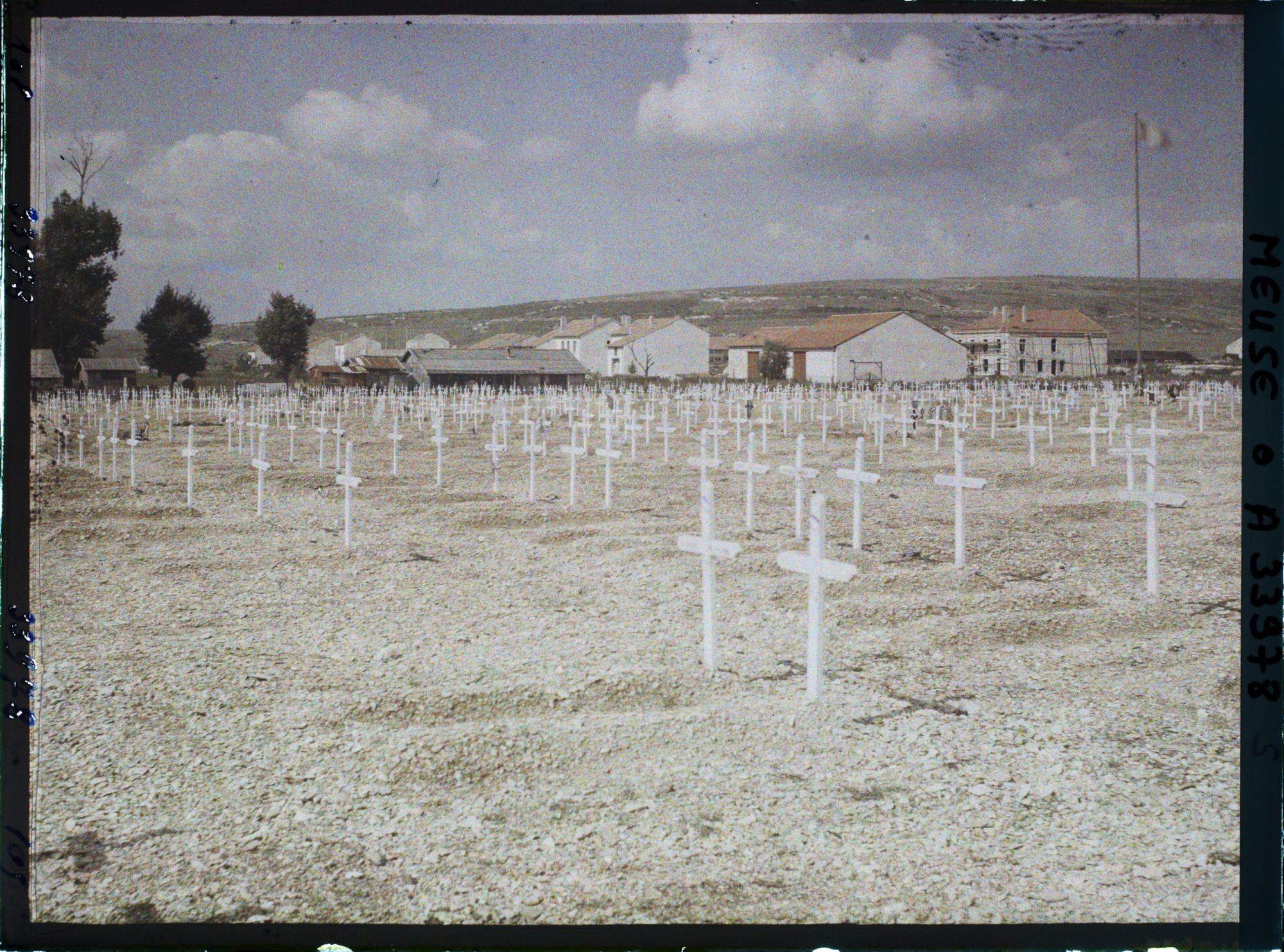 Image représentant France, Bras, Le Cimetière et le Village, reconstructions au fond de la Côte du Poivre