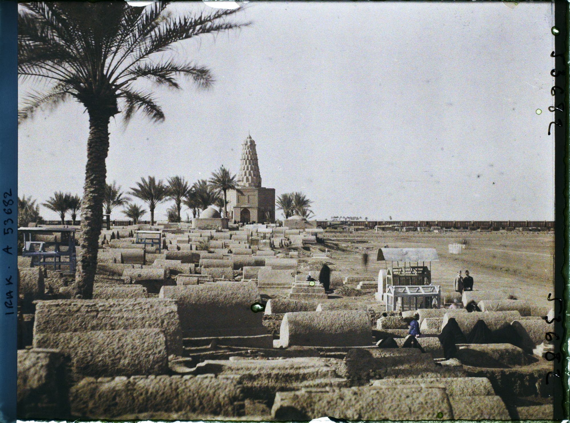 Image représentant Cimetière de la mosquée du Cheikh Marouf al-Karkhi, avec le mausolée de Sitt Zoubaïda