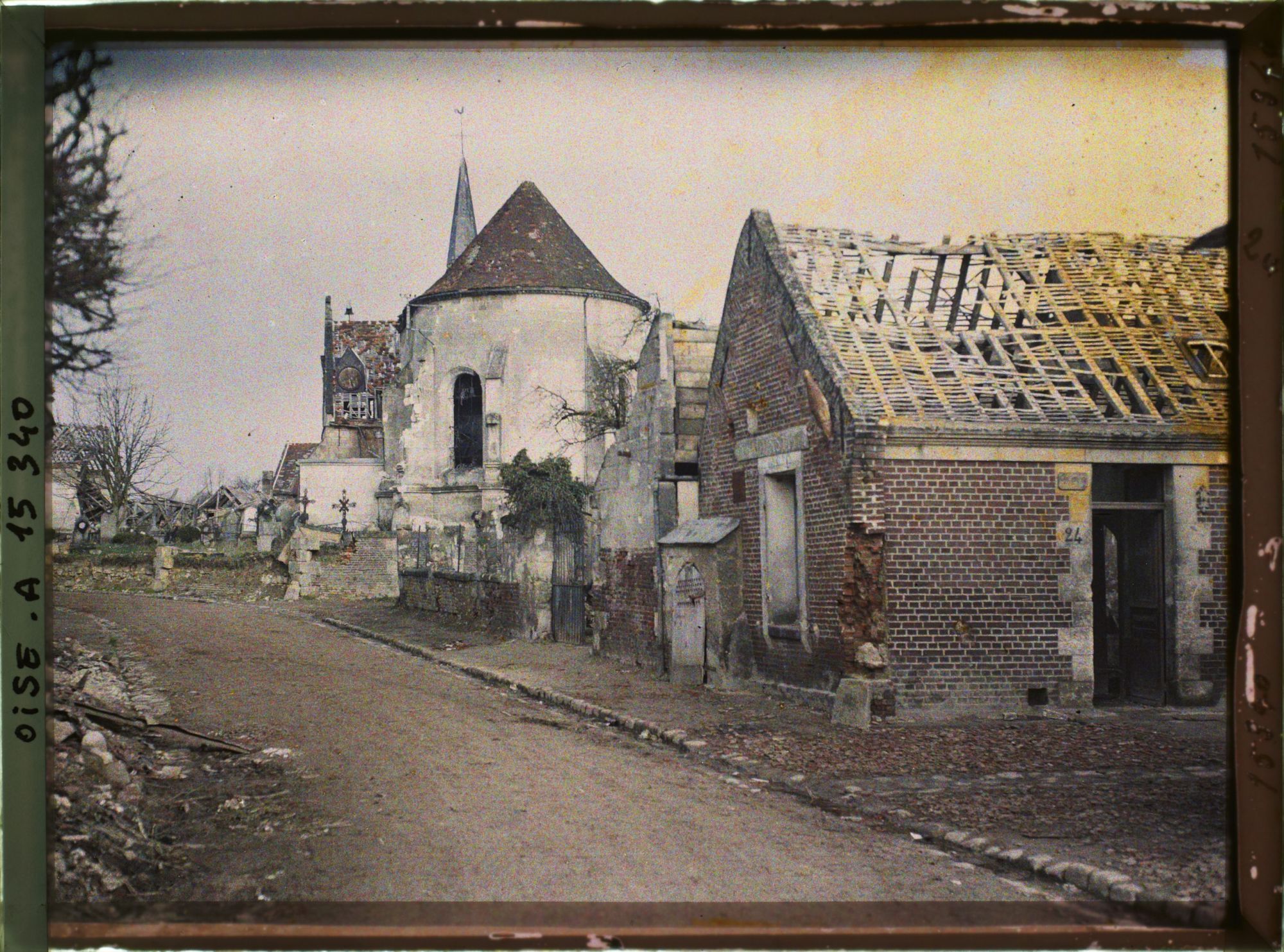 Image représentant France, Marest s/ Matz, Guerre L'entrée du Village avec vue s/l'Eglise