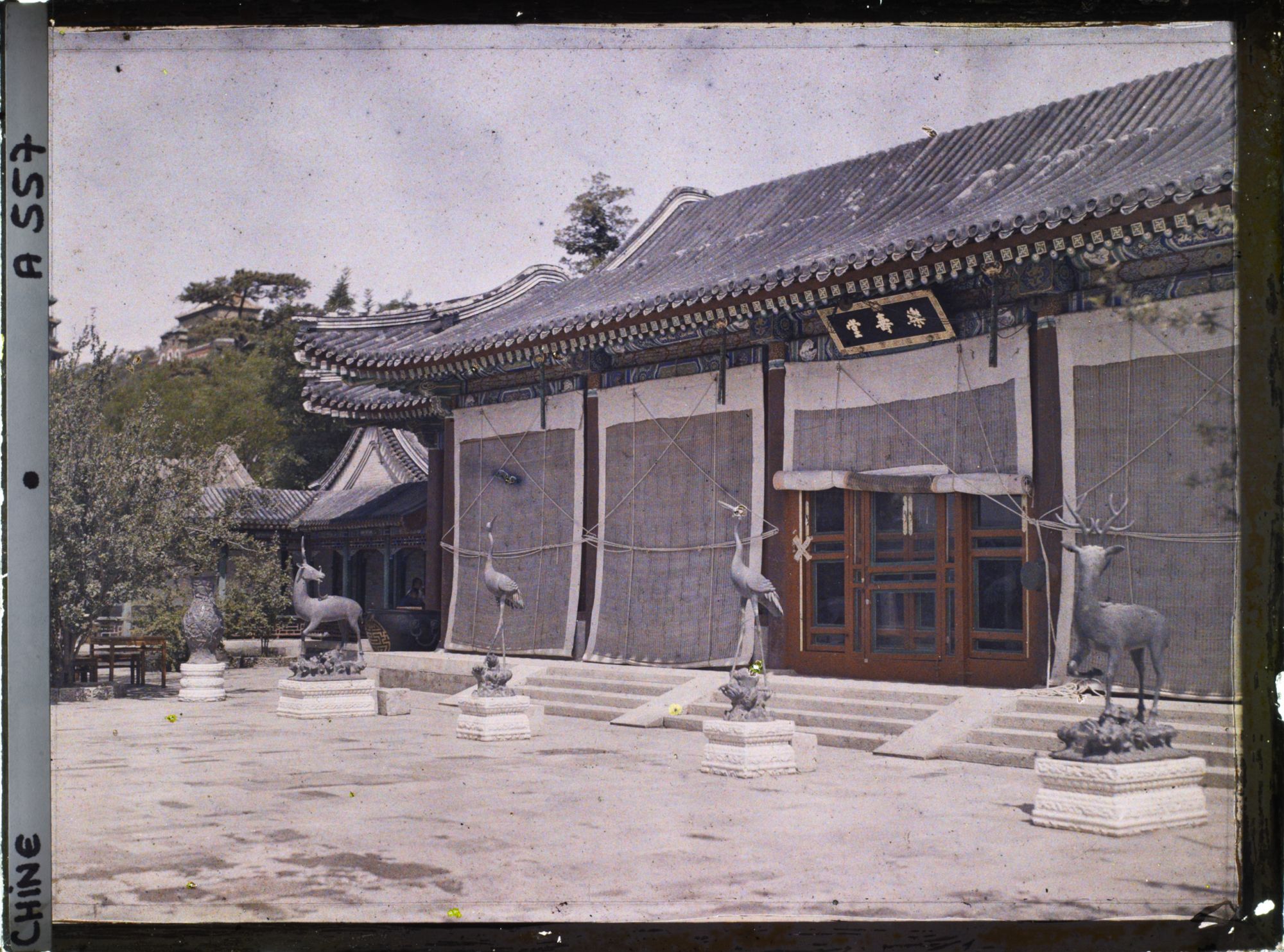 Image représentant Leshoutang (" salle de la Longévité Heureuse "), qui abritait les appartements de l'impératrice douairière, façade sud, palais d'Été Yiheyuan ("  jardin de la Concorde Entretenue  ")