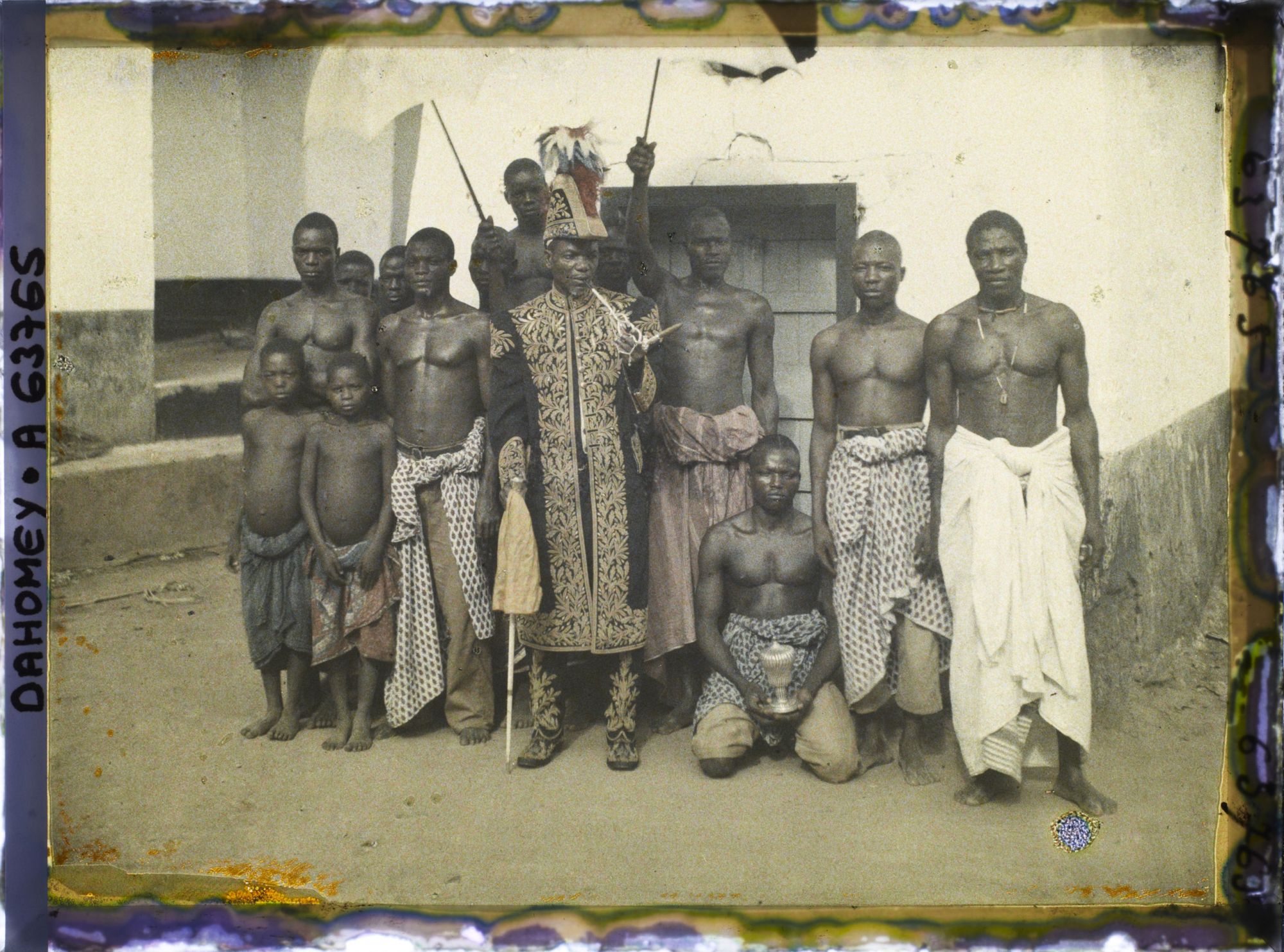 Image représentant Le roi Tôli fumant la pipe et ses dignitaires