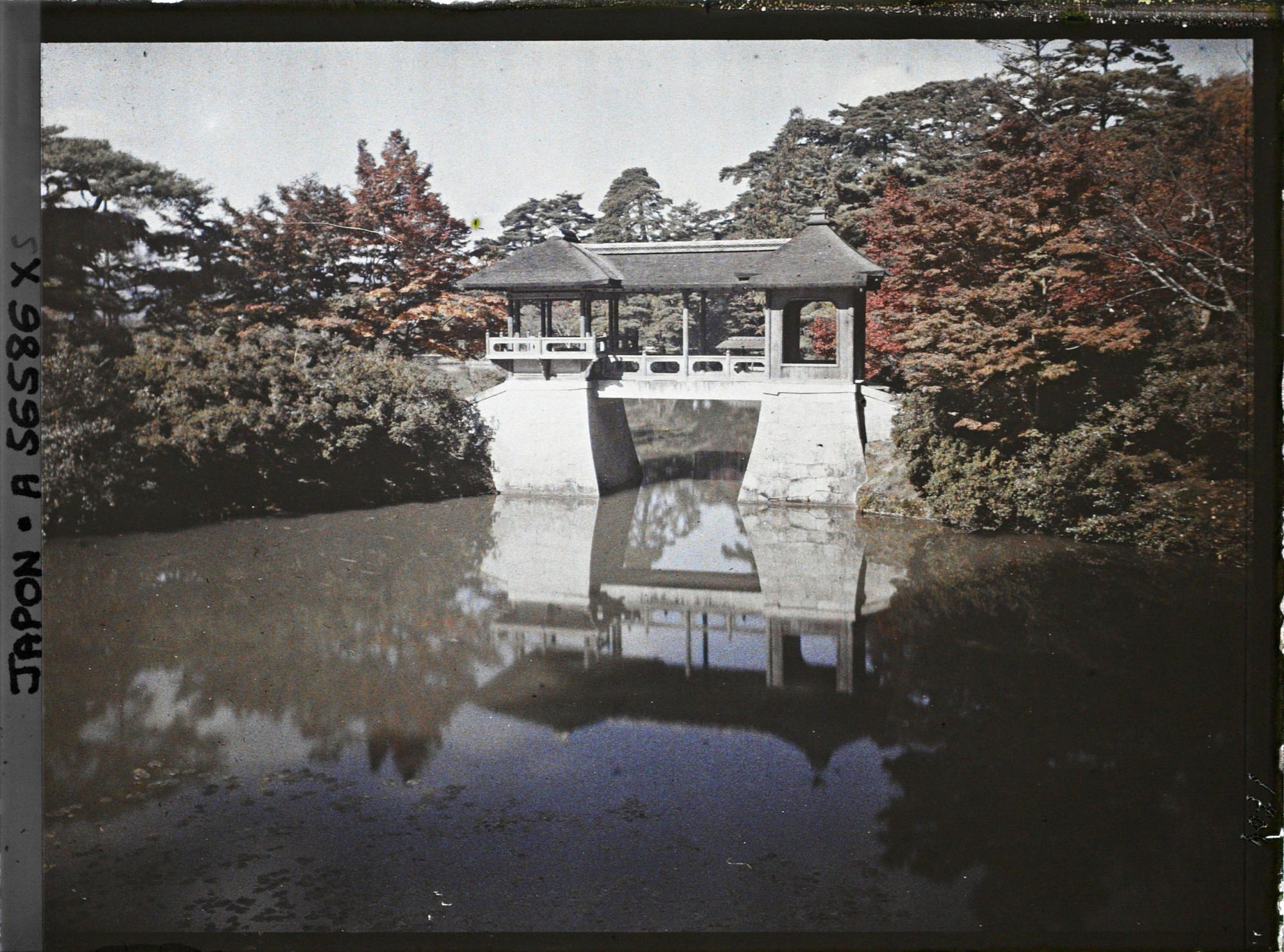 Image représentant Les jardins de la villa impériale Shugakuin Rikyû : l'étang Yokuryu et le pont Chitose-bashi (Pont de Mille Ans)