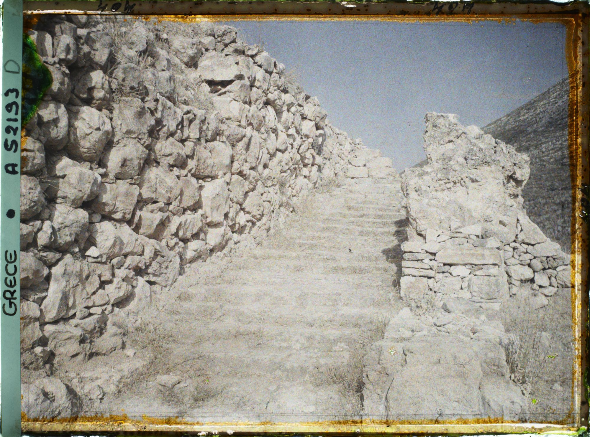 Image représentant Sur l'Acropole, escaliers menant au Palais (au centre de l'Acropole)