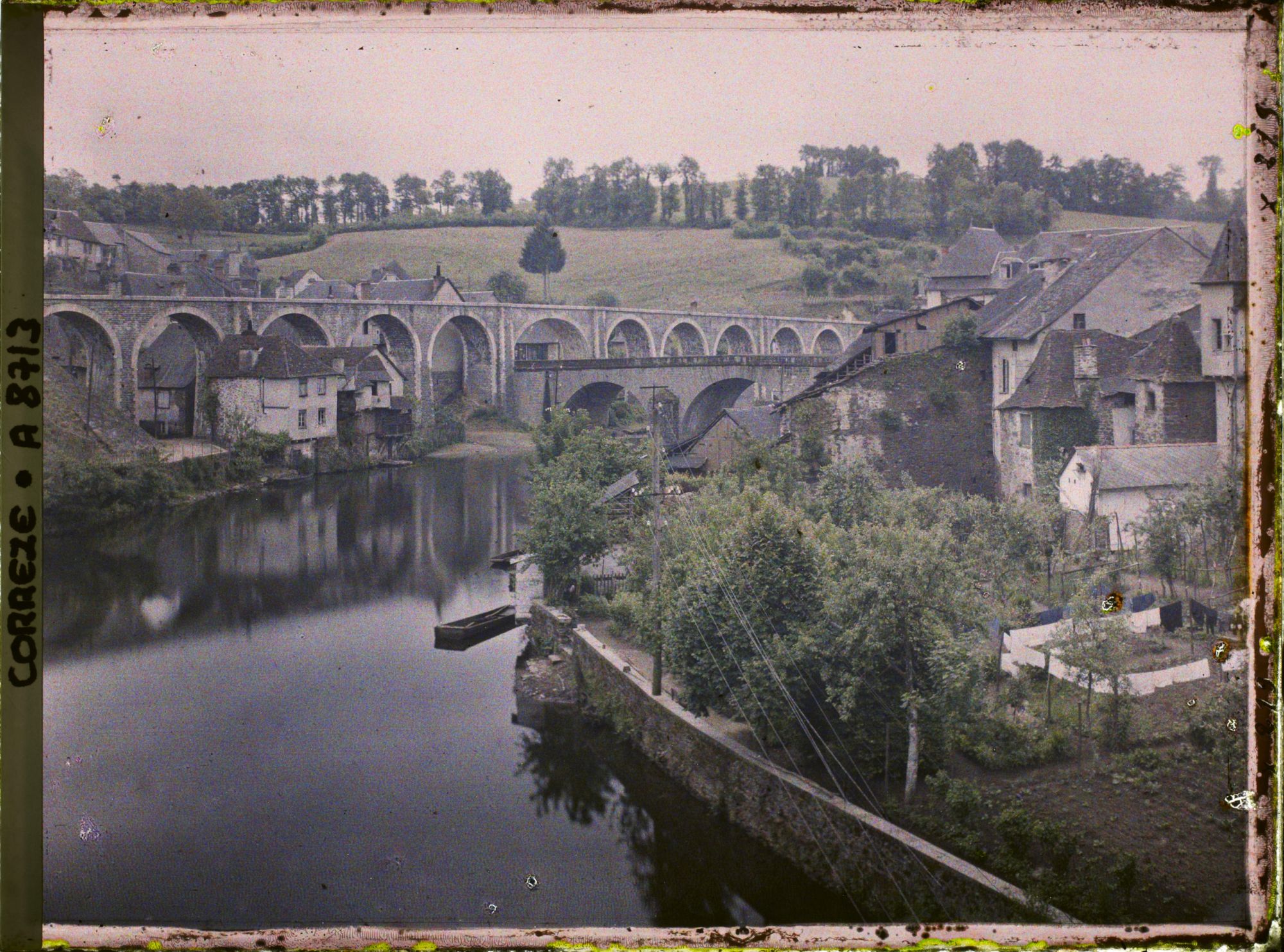 Image représentant Vue prise du pont d'arrivée sur la Vézère et les deux ponts à angle droit
