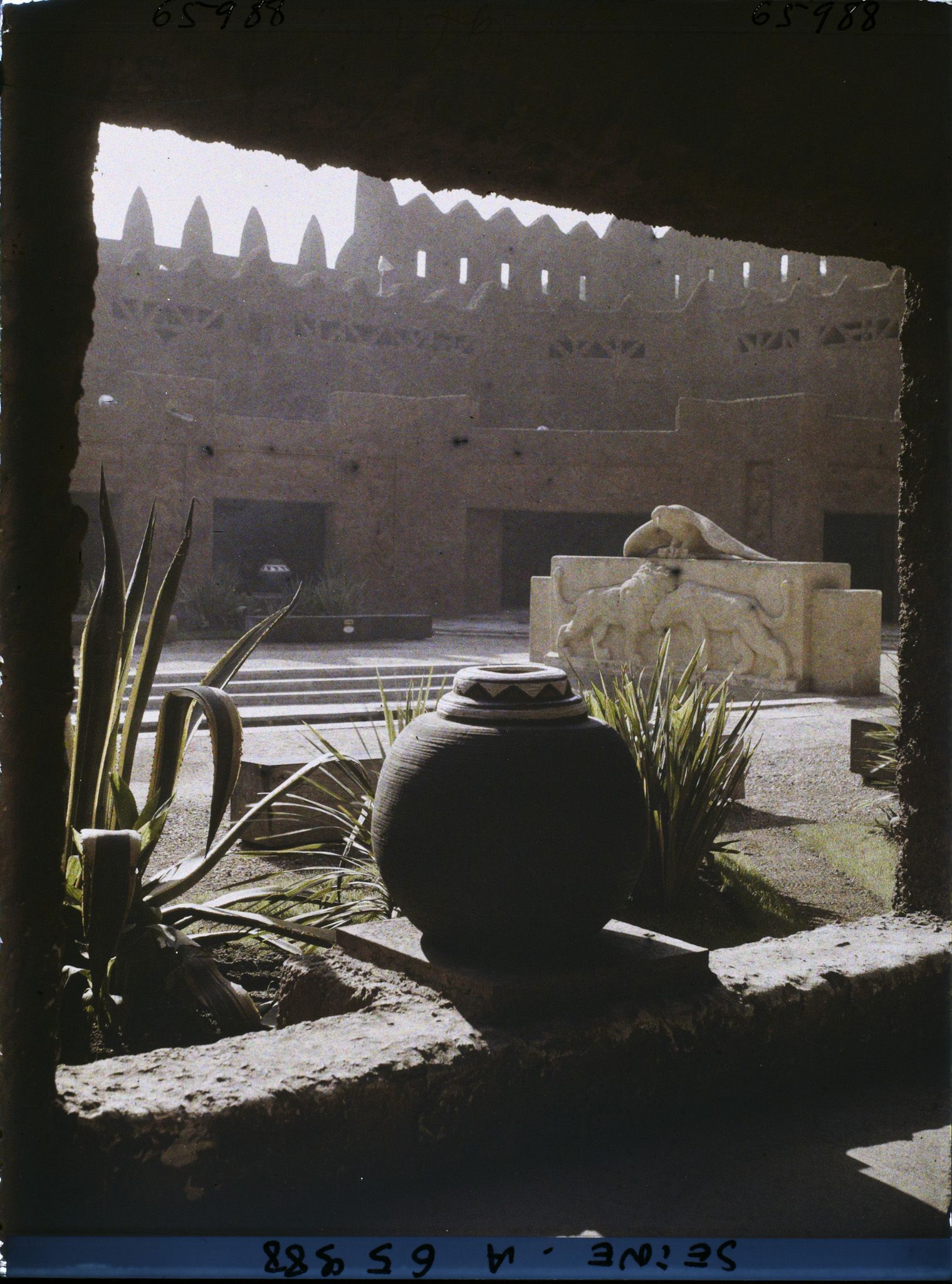 Image représentant L'Exposition Coloniale Internationale de 1931, la cour du palais de l'A.O.F. et la Fontaine des lions