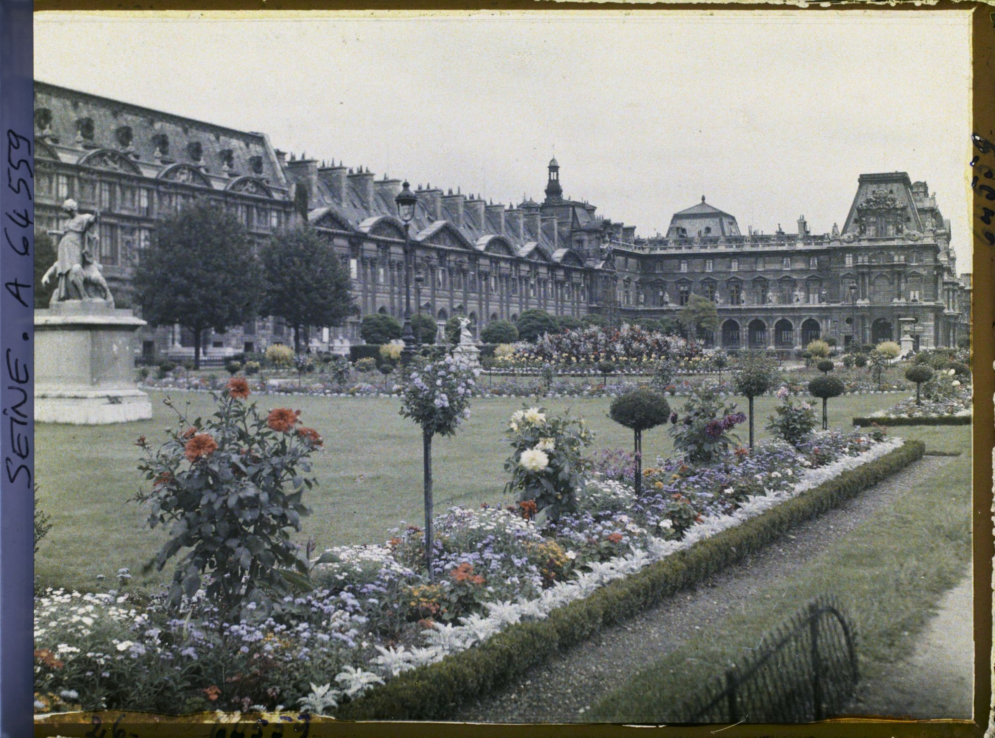 Image représentant Le jardin des Tuileries et l'aile Richelieu du Louvre