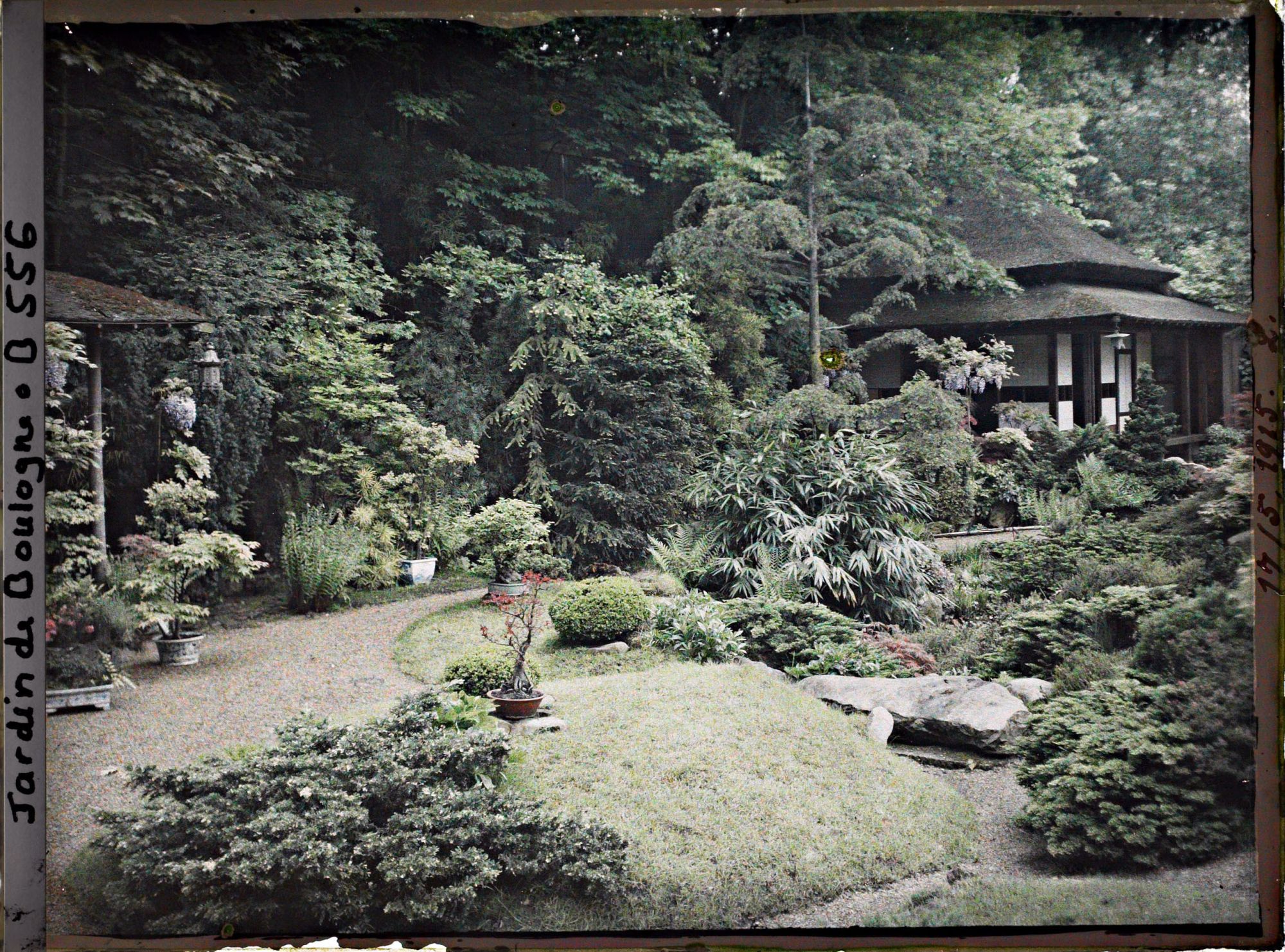 Image représentant Coeur verdoyant du " village japonais " entre les maisons est et ouest