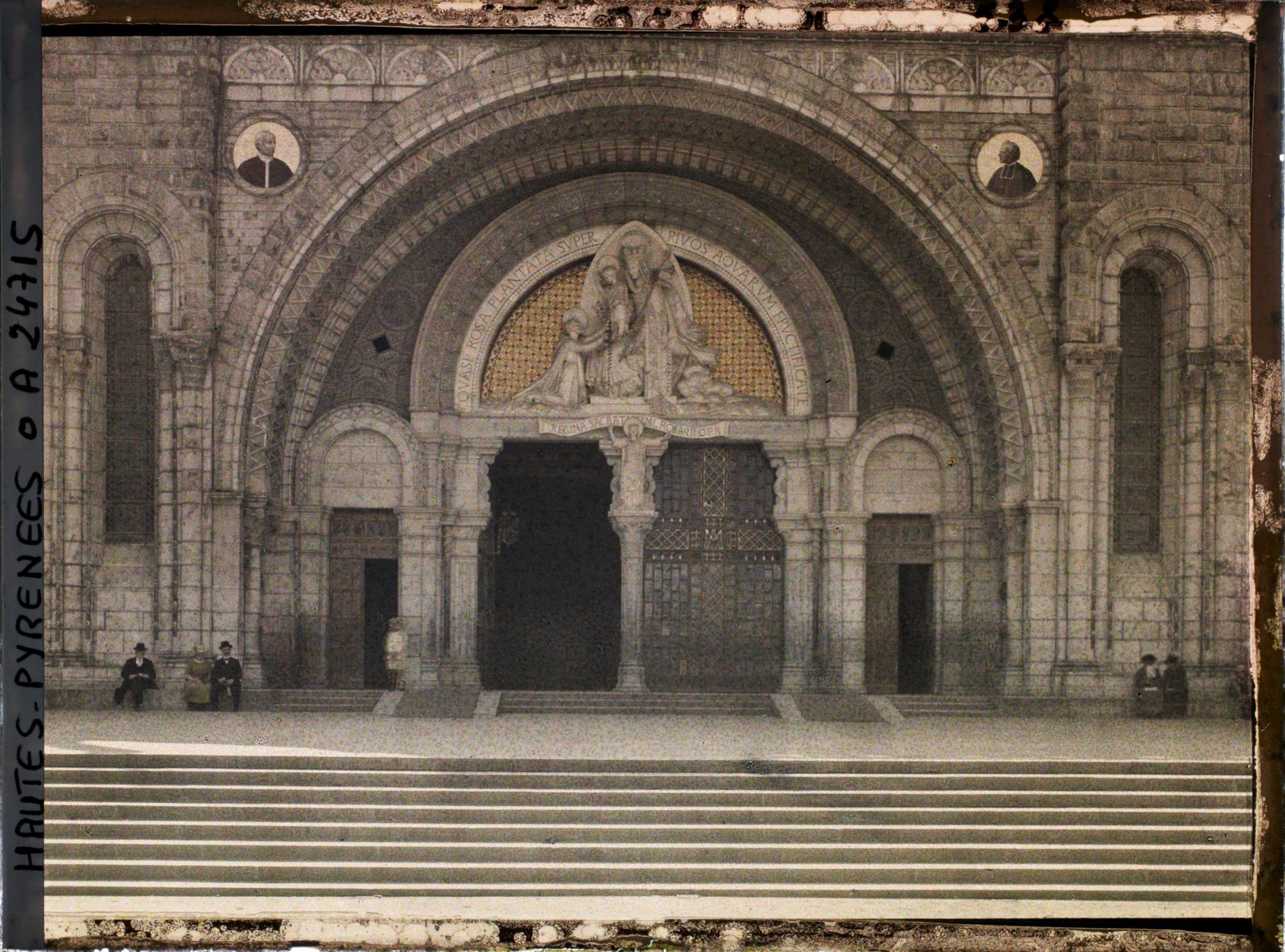 Image représentant France, Lourdes, Entrée de l'Eglise du Rosaire