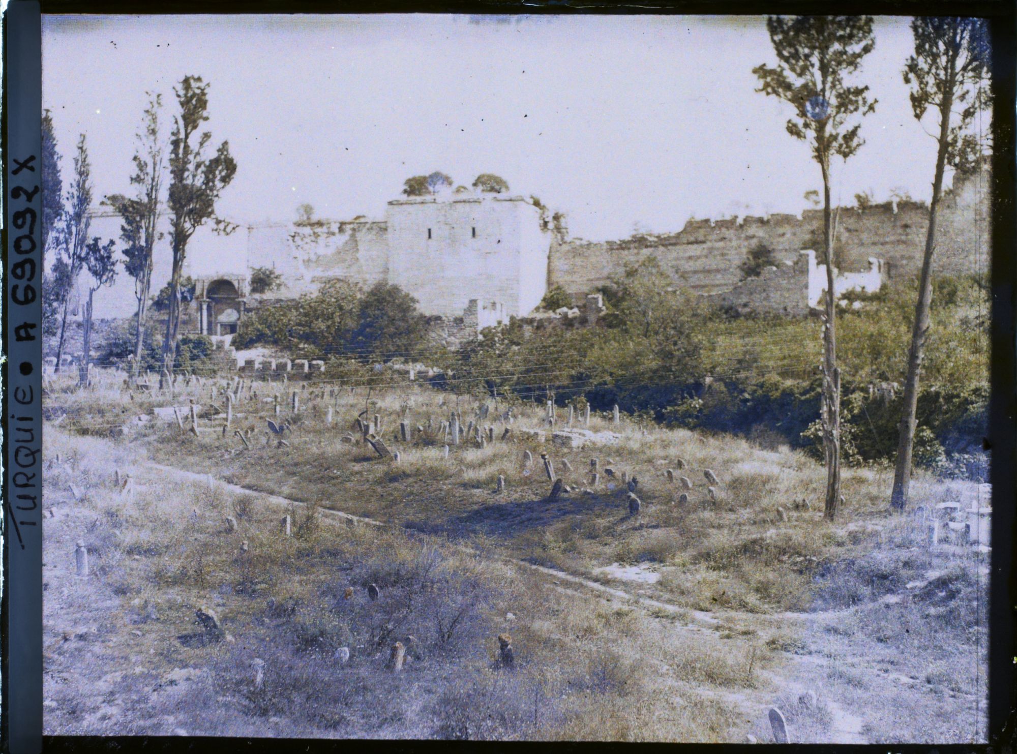 Image représentant la forteresse de Yedikule Hisari ("forteresse aux Sept Tours") faisant partie du mur d'enceinte de la ville