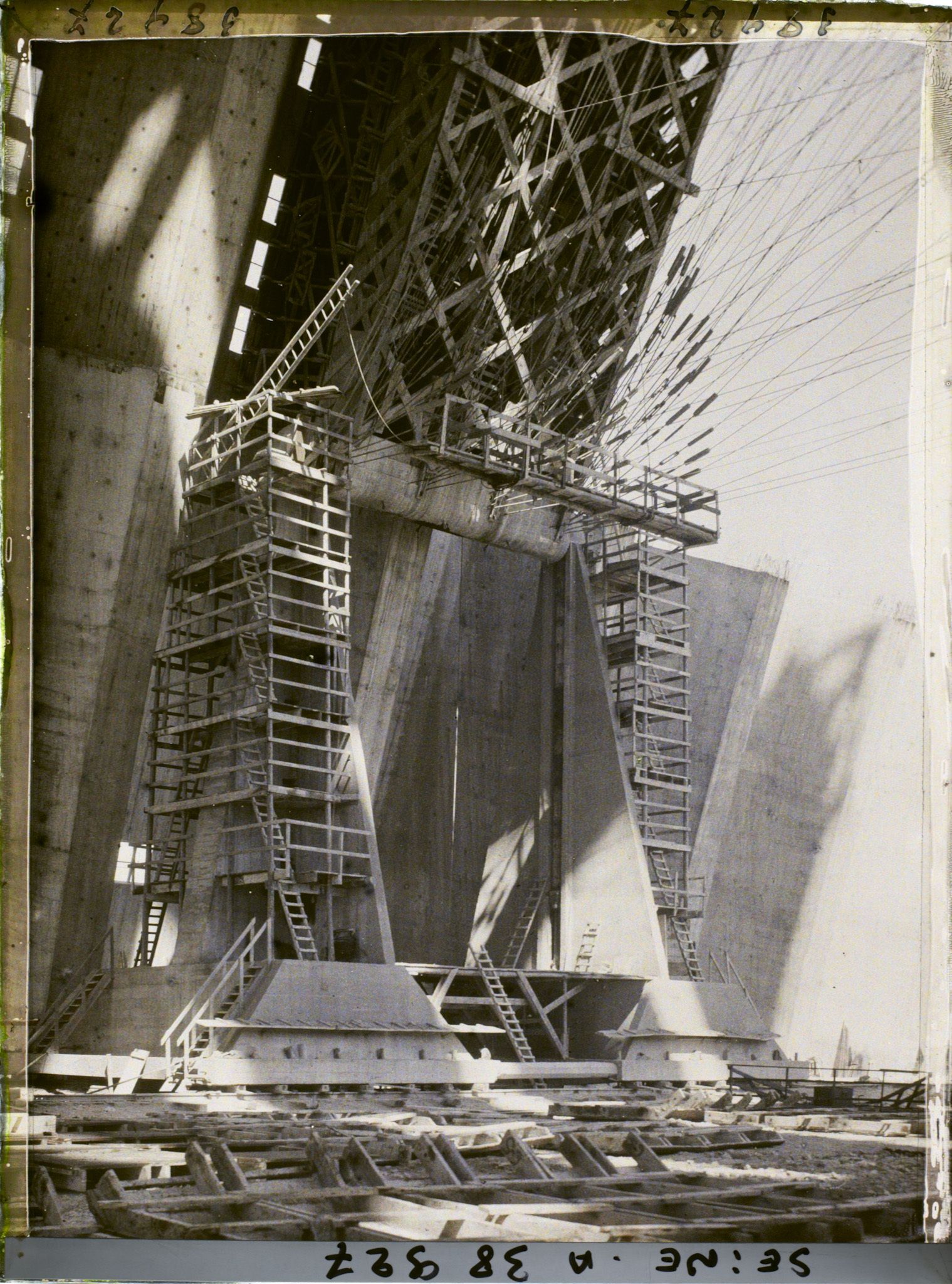 Image représentant Vue de l'intérieur d'un des hangars à dirigeables en construction