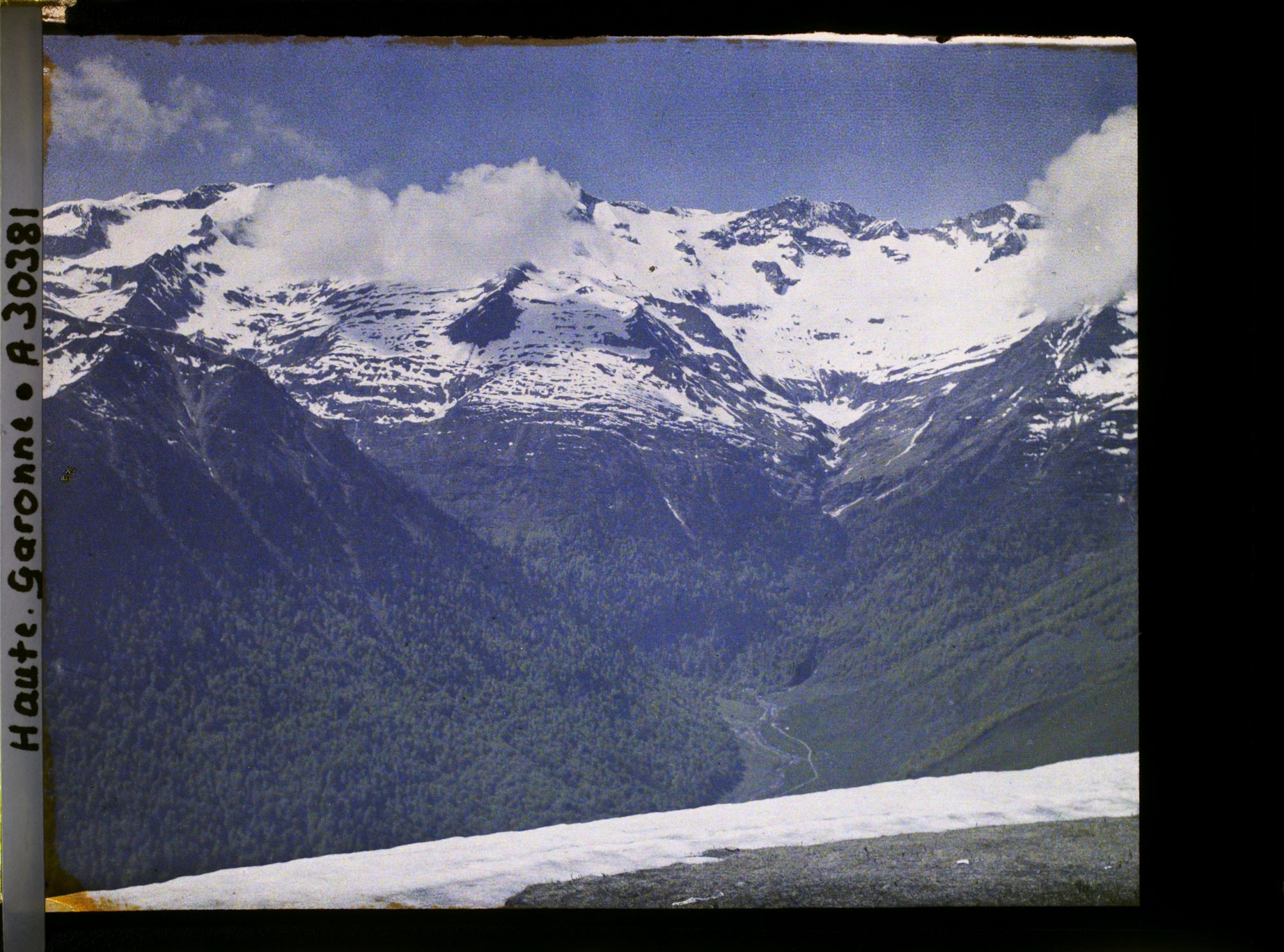 Image représentant France, Bagnères-de-Luchon, Le Massif des Crabioules (Cirque du Lys) Entre les nuages, le pic de Crabioules (3119m)