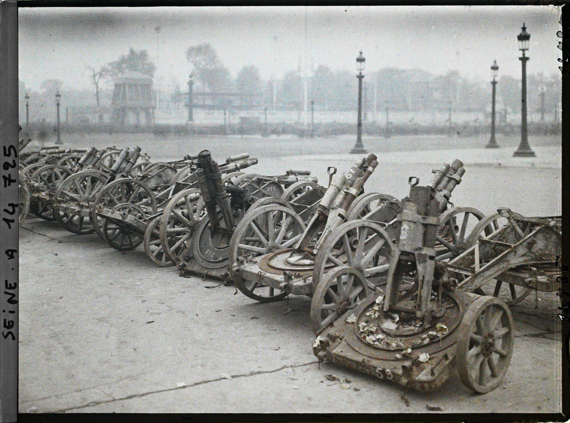 Image représentant Canons pris aux Allemands exposés place de la Concorde