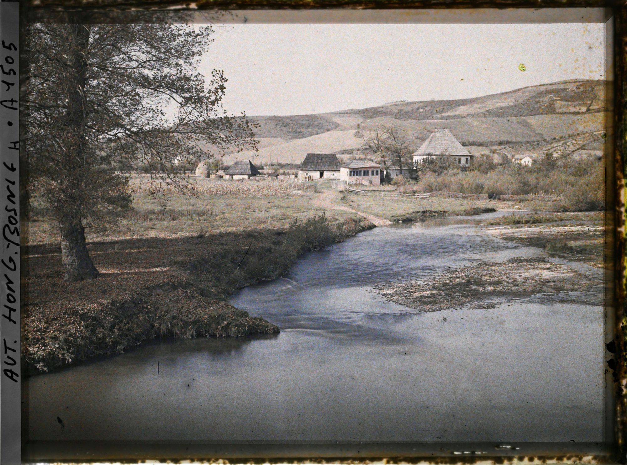 Image représentant Sur la route d' llidze [Ilidža] la rivière au premier plan et les hauteurs de la rive gauche