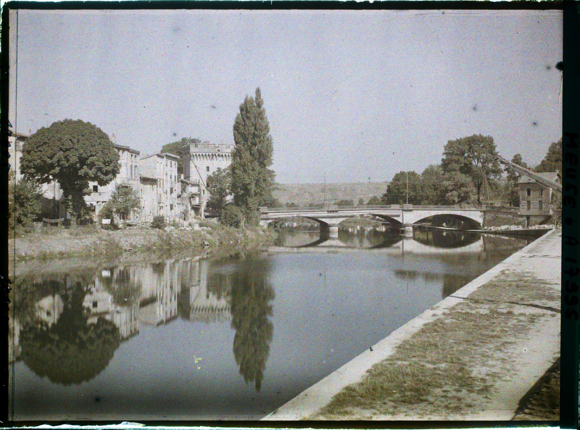 Image représentant France, Verdun, Le Pont Chaussée et la Meuse