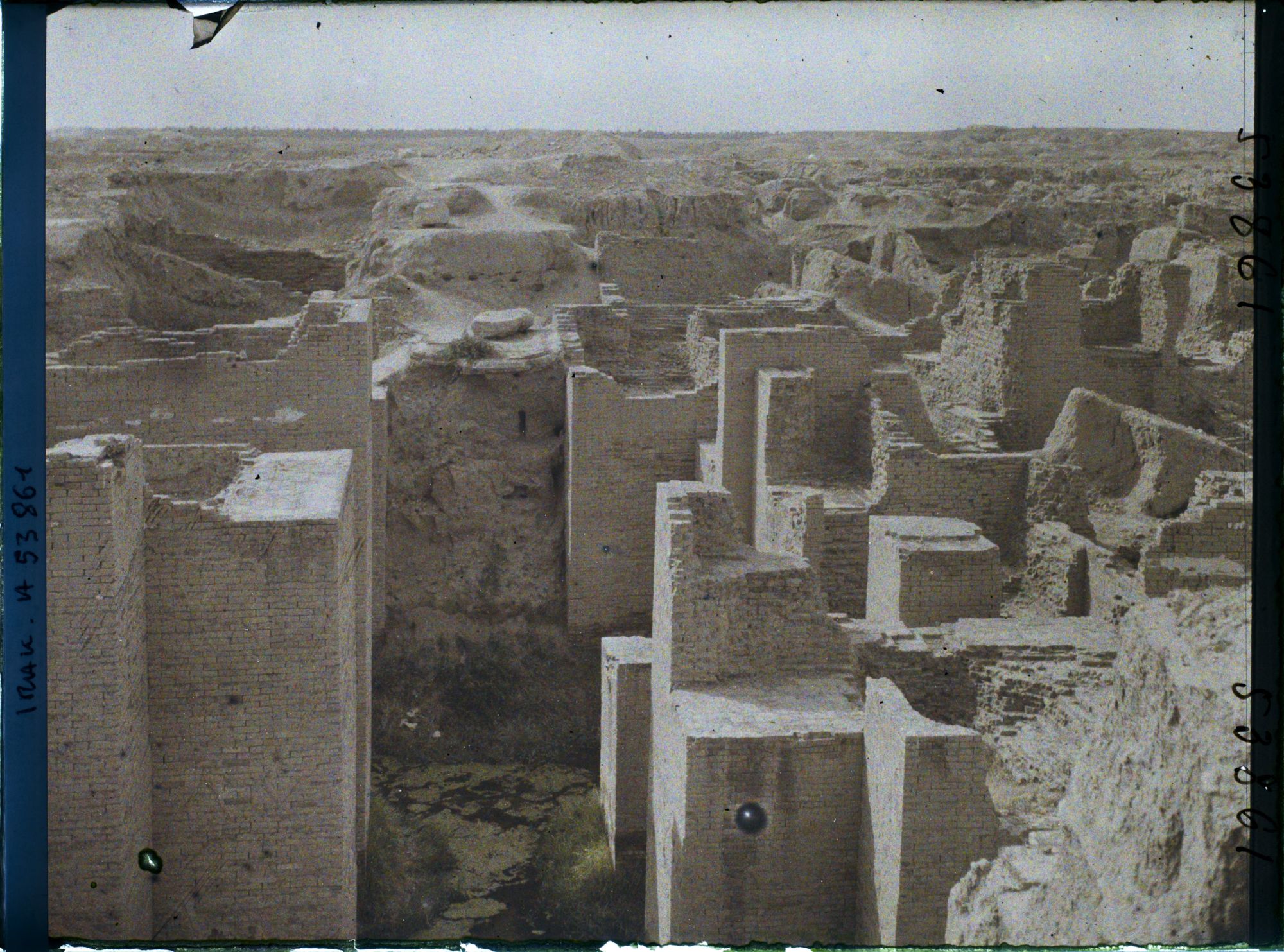 Image représentant A gauche, la porte d'Ishtar, l'une des portes de l'enceinte intérieure de la ville (Règne de Nabuchodonosor II, 605-562 avant J.-C.)