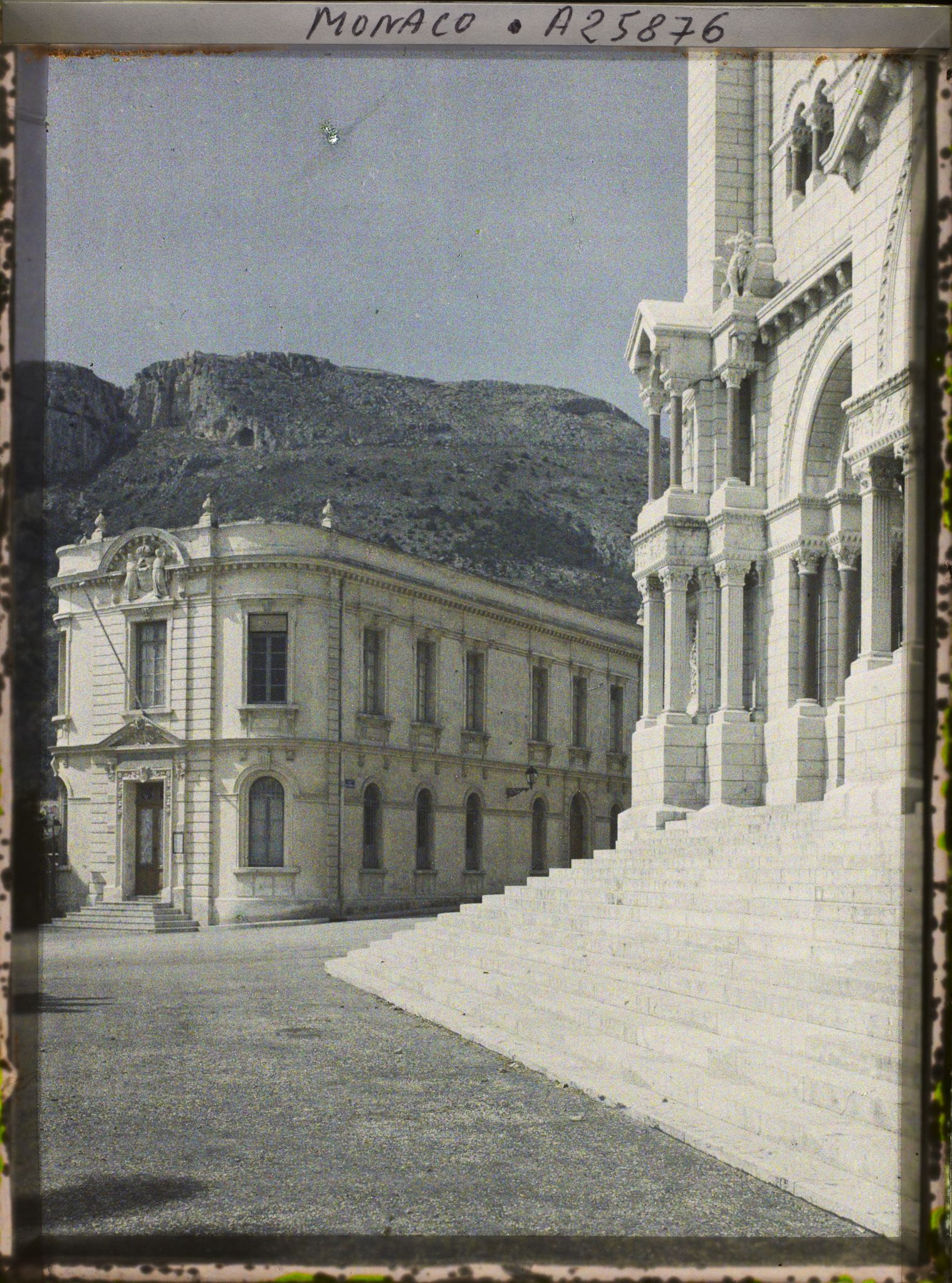 Image représentant Le Musée de Paléontologie et la façade de la Cathédrale