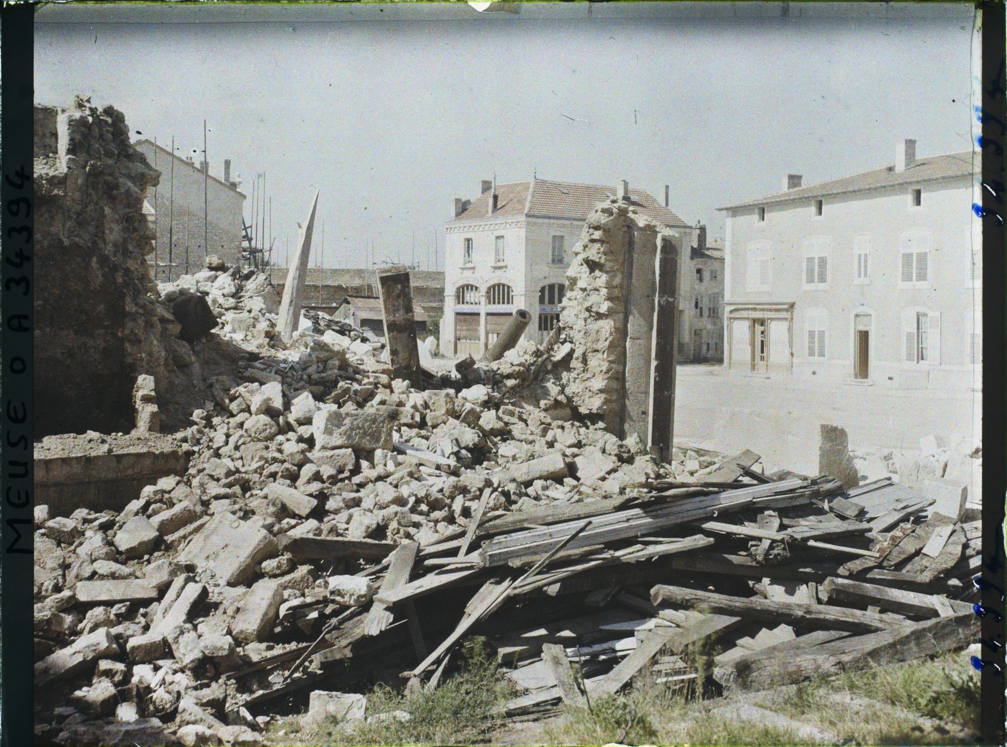 Image représentant France, St Mihiel, Ruines et Reconstructions, Place des Halles.