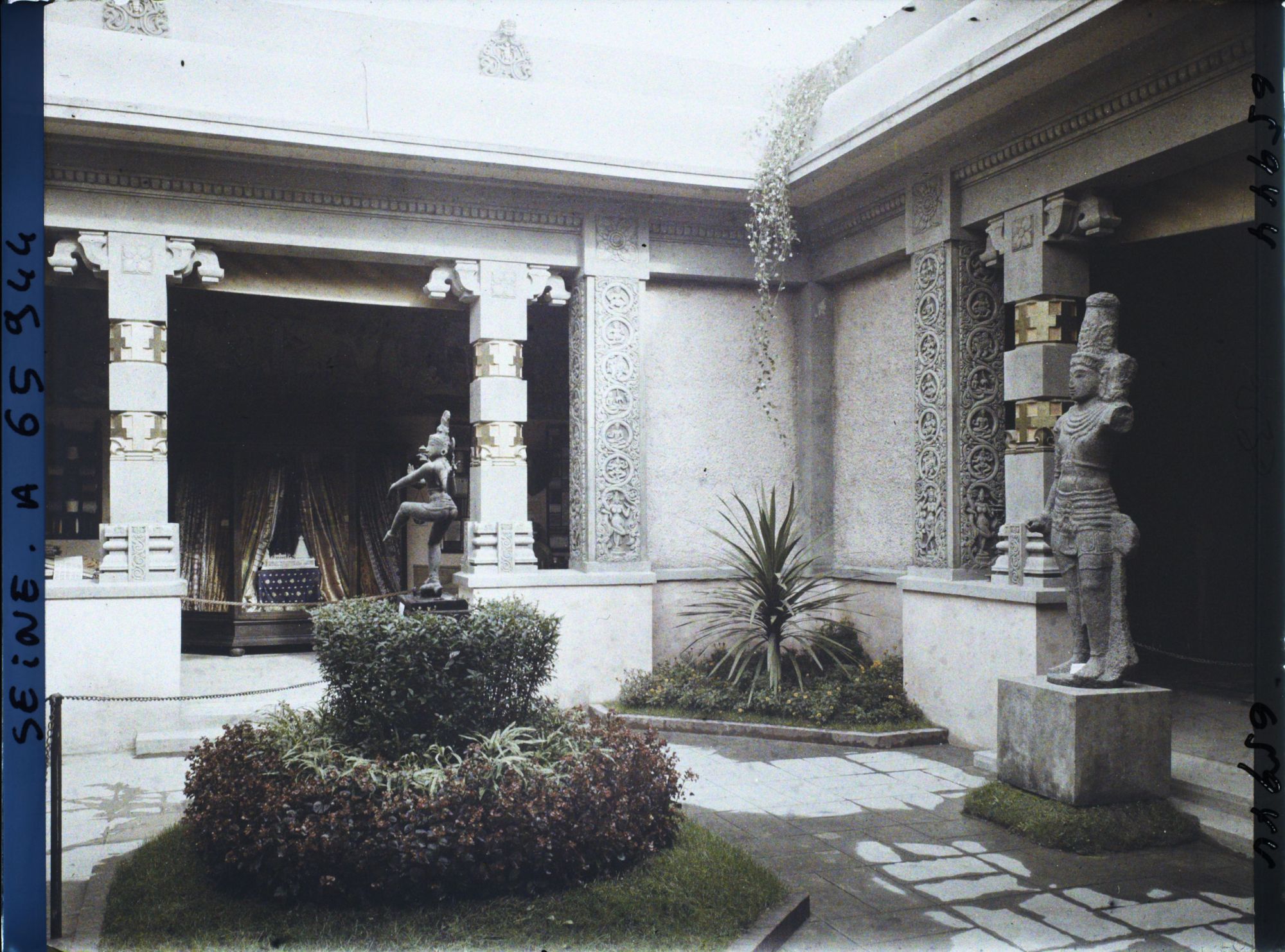 Image représentant L'Exposition Coloniale Internationale de 1931, la cour du pavillon des Indes françaises