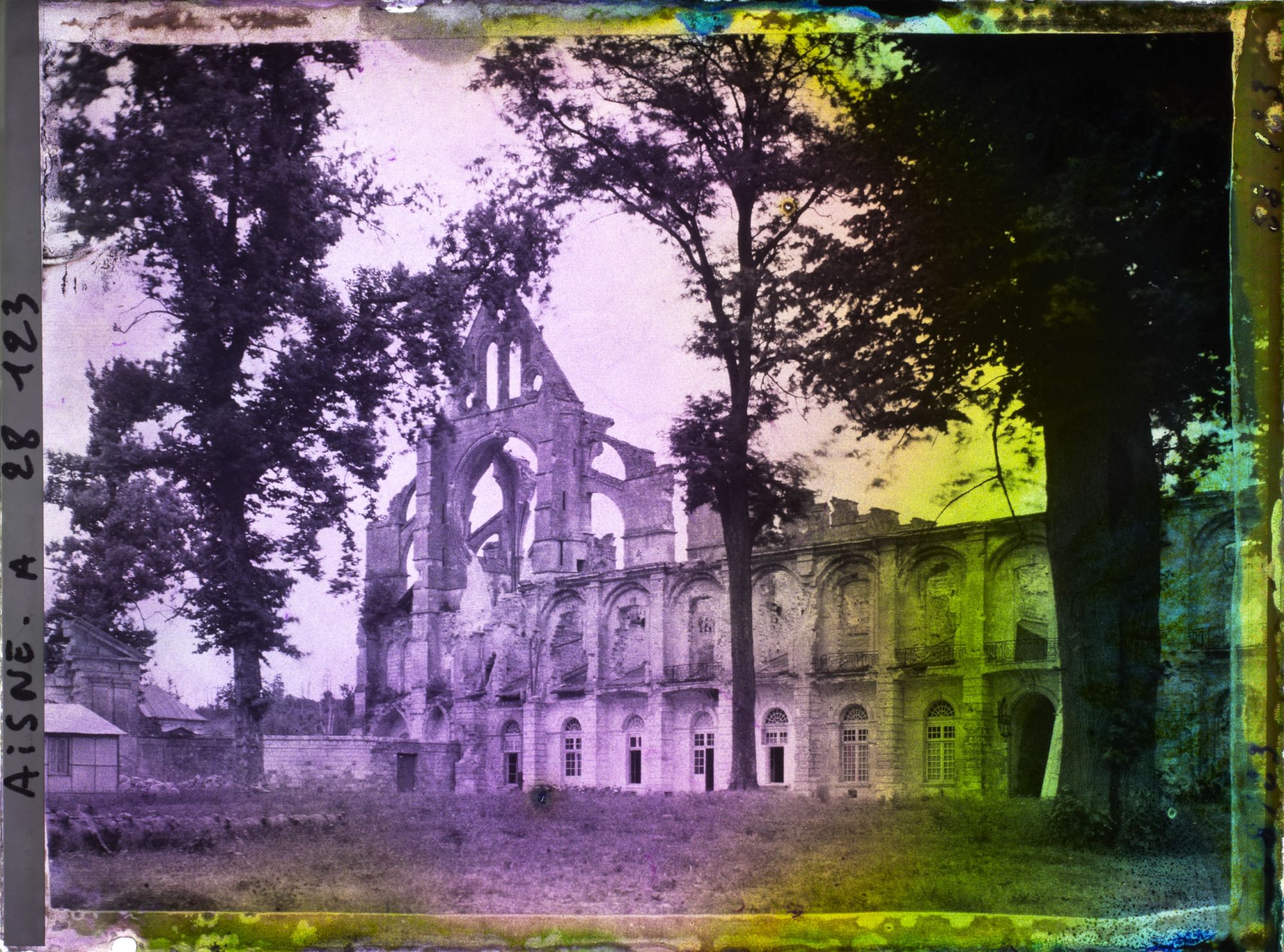 Image représentant France, Longpont, Ruines du Chateau et de l'Abbaye