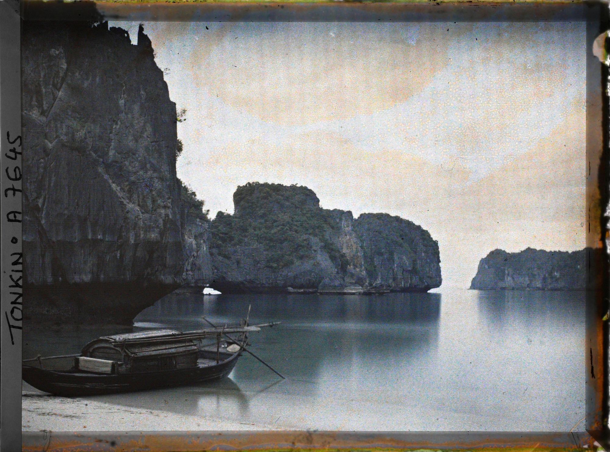 Image représentant Un sampan au bord d'une petite plage du " Groupe de l'Union ", le soir