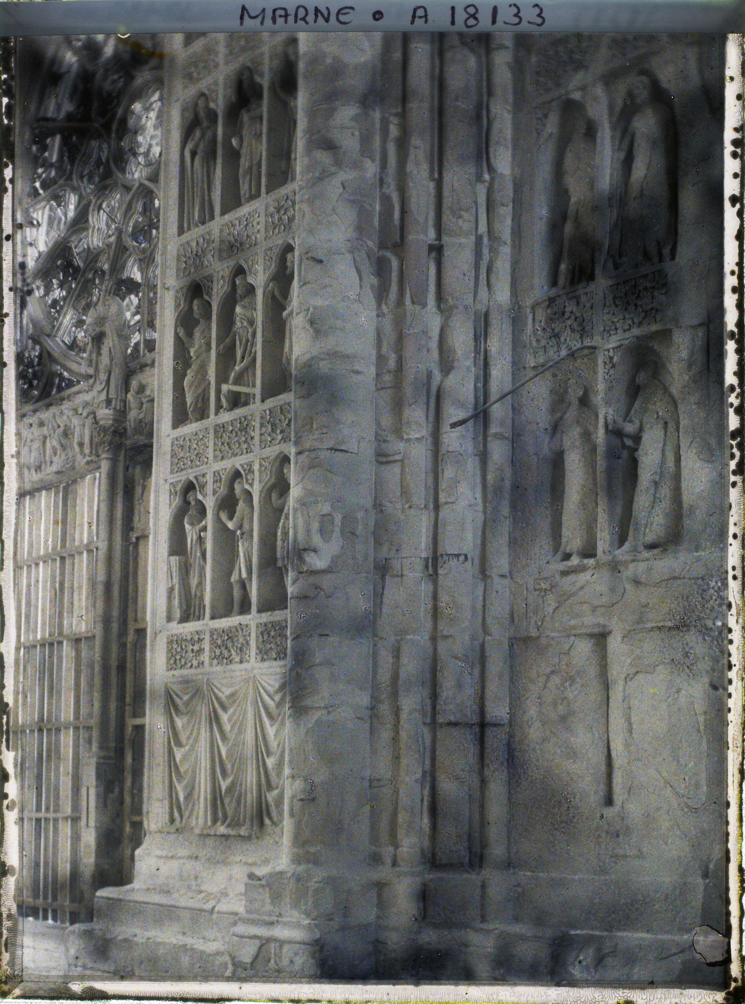 Image représentant France, Reims, Intr de la Cathédrale : Statues du portail (Intérieur)