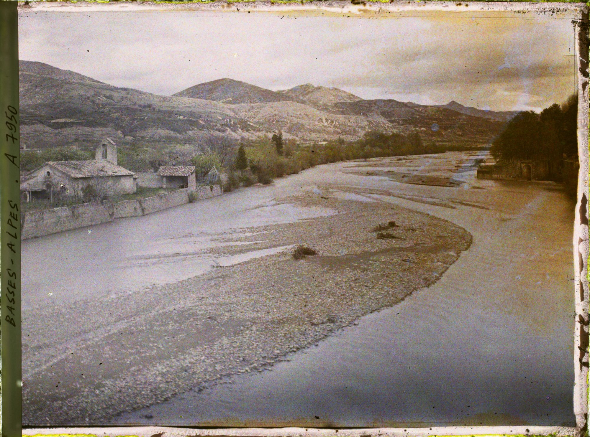 Image représentant La Bléone au pont de Malijai avec la petite chapelle sur la rive droite