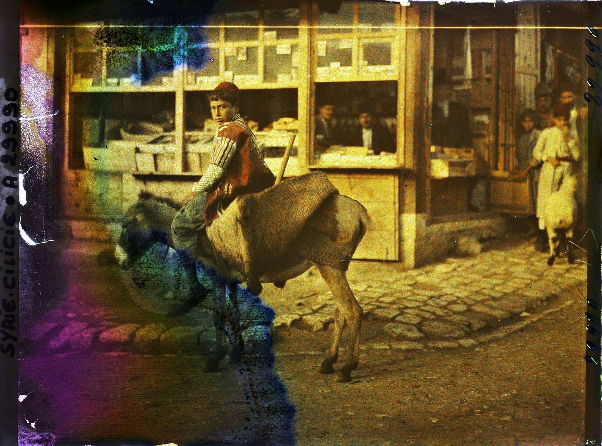 Image représentant Garçonnet Alawite sur son âne