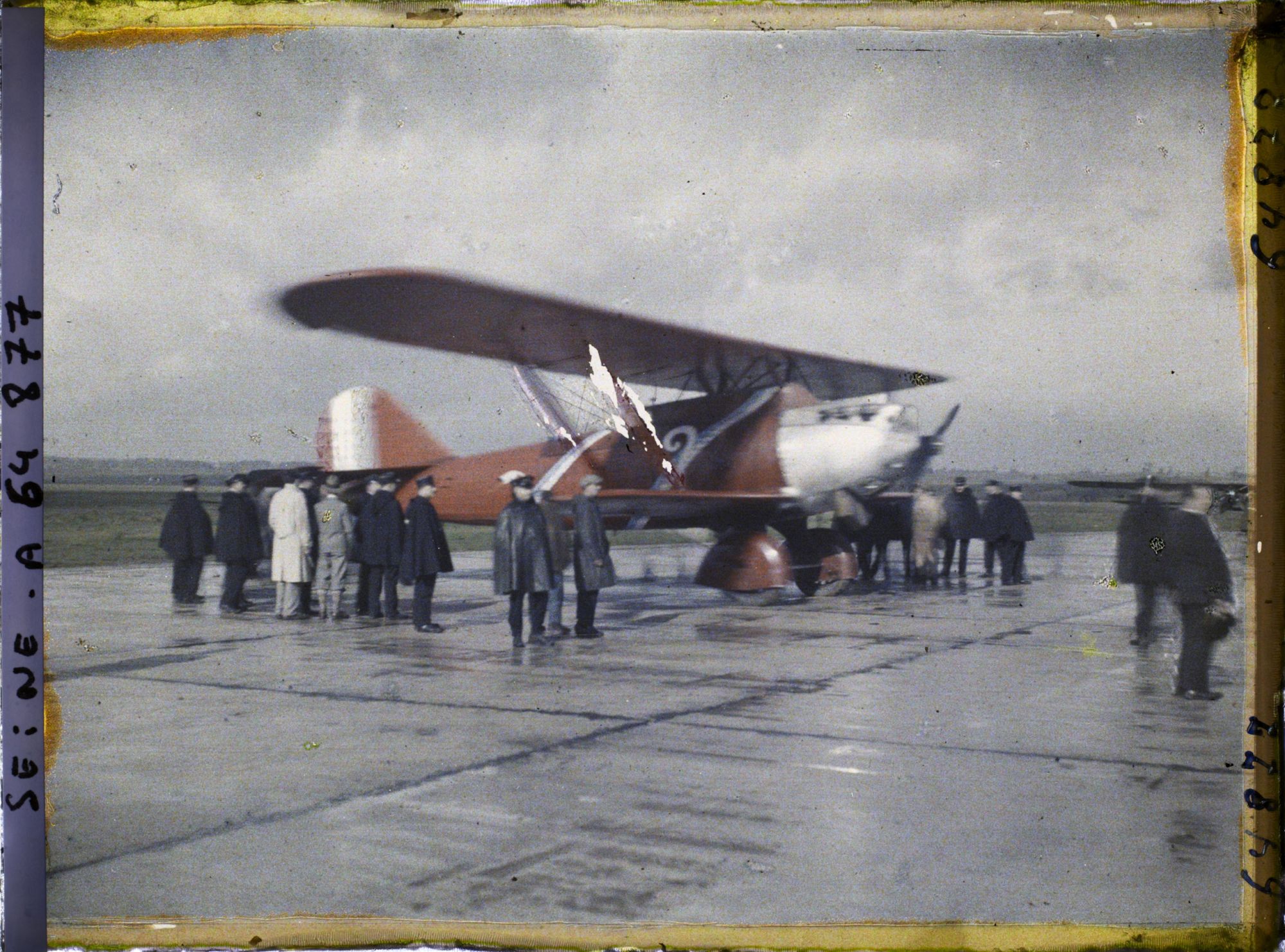Image représentant Le retour de Costes et Bellonte après leur triomphal raid aérien Paris-New-York, l'avion gardé par la police