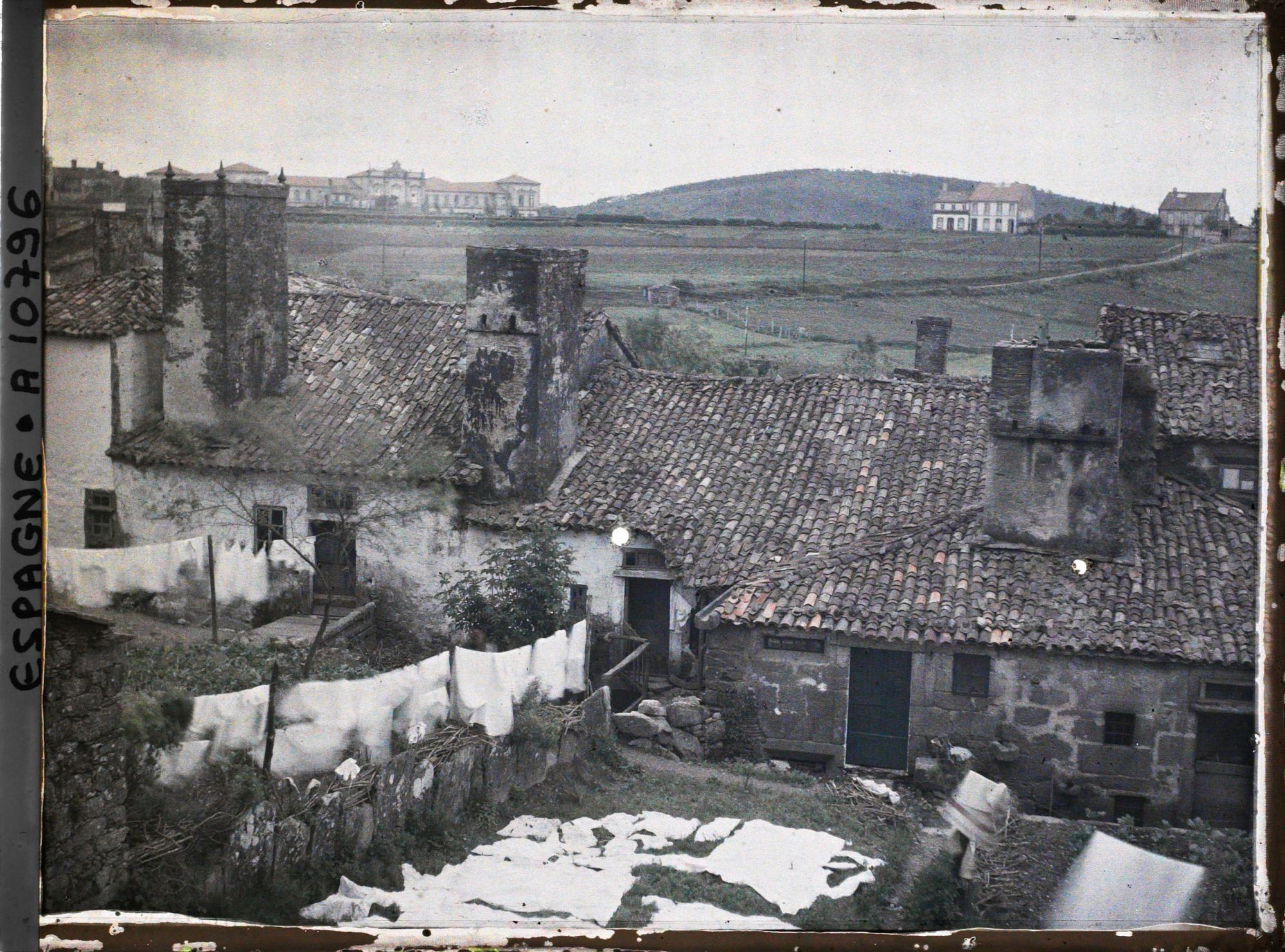 Image représentant Espagne, Santiago, Sur la route de la Gare, toits de maisons & Cheminées énormes.