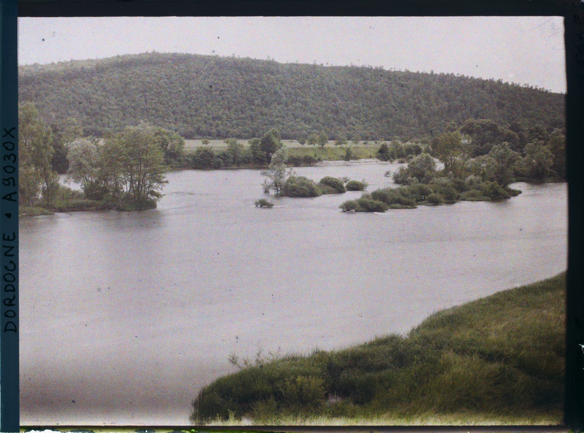 Image représentant Périgord, Pontours, Le village, les ilots de la Dordogne et les rapides de la Dordogne vers l'aval