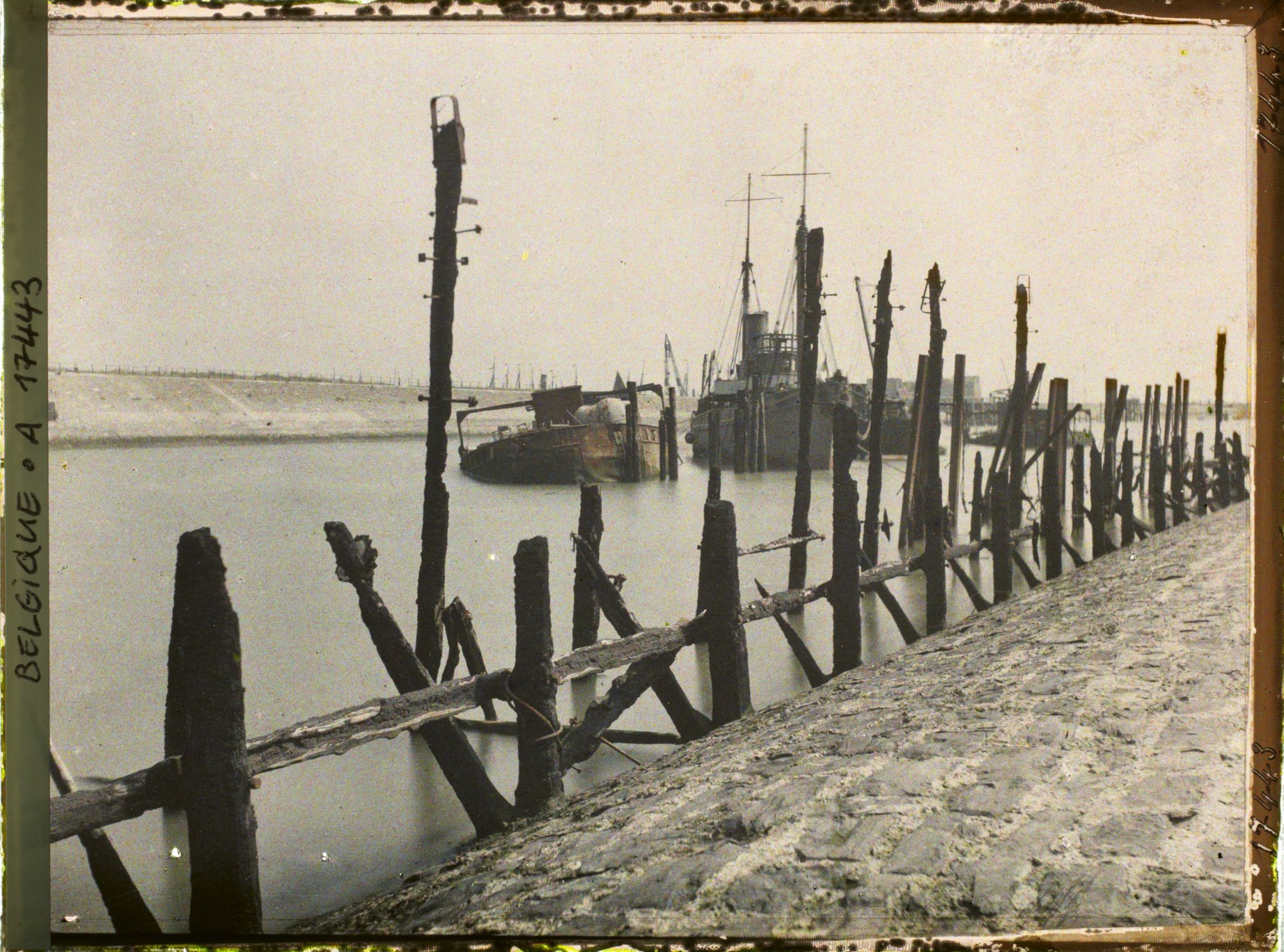 Image représentant Belgique, Zee Brugge, L'"Intrépide" coulé à l'entrée du Chenal